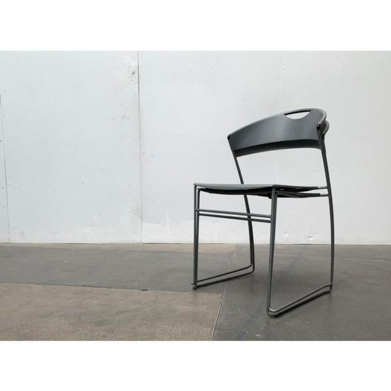 Postmoderne Metall-Stapelstühle des italienischen Herstellers Cerruti Baleri nach einem Entwurf von Hannes Wettstein aus den 1980er Jahren.

Ein filigranes Design mit einer markanten Formensprache. Besonders auffällig sind die Linien des Rahmens.