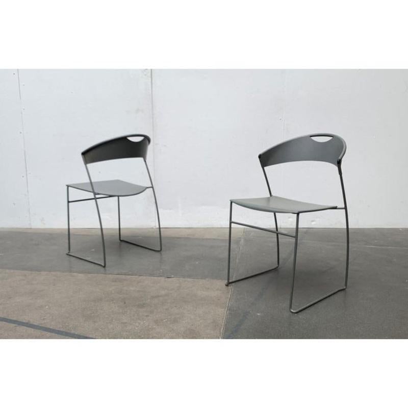 2er-Set postmoderner italienischer Stapelstuhl aus Metall, Modell Juliette, 1980er Jahre (Postmoderne) im Angebot