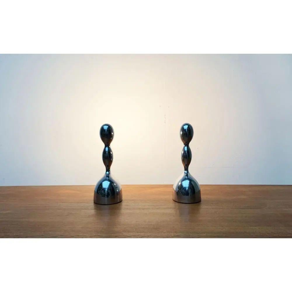 Deux rares lampes de table du fabricant italien Nemo d'après un design d'Ilaria Gibertini du début des années 90. Une rareté qui n'a pas été mise sur le marché depuis des années.

La forme de la lampe forme un élégant corps rotatif qui s'élargit