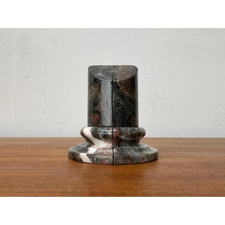 Postmodern Marble Bookends, 1980s, Set of 2, in Very Good conditions. Designed 1980 to 1989.

Additional information:
Material: Stone
Color: Gray
Styles: Memphis, Postmodern
Item Type: Vintage, Antique or Pre-owned
Diamension: 4.72ʺW × 4.72ʺD ×