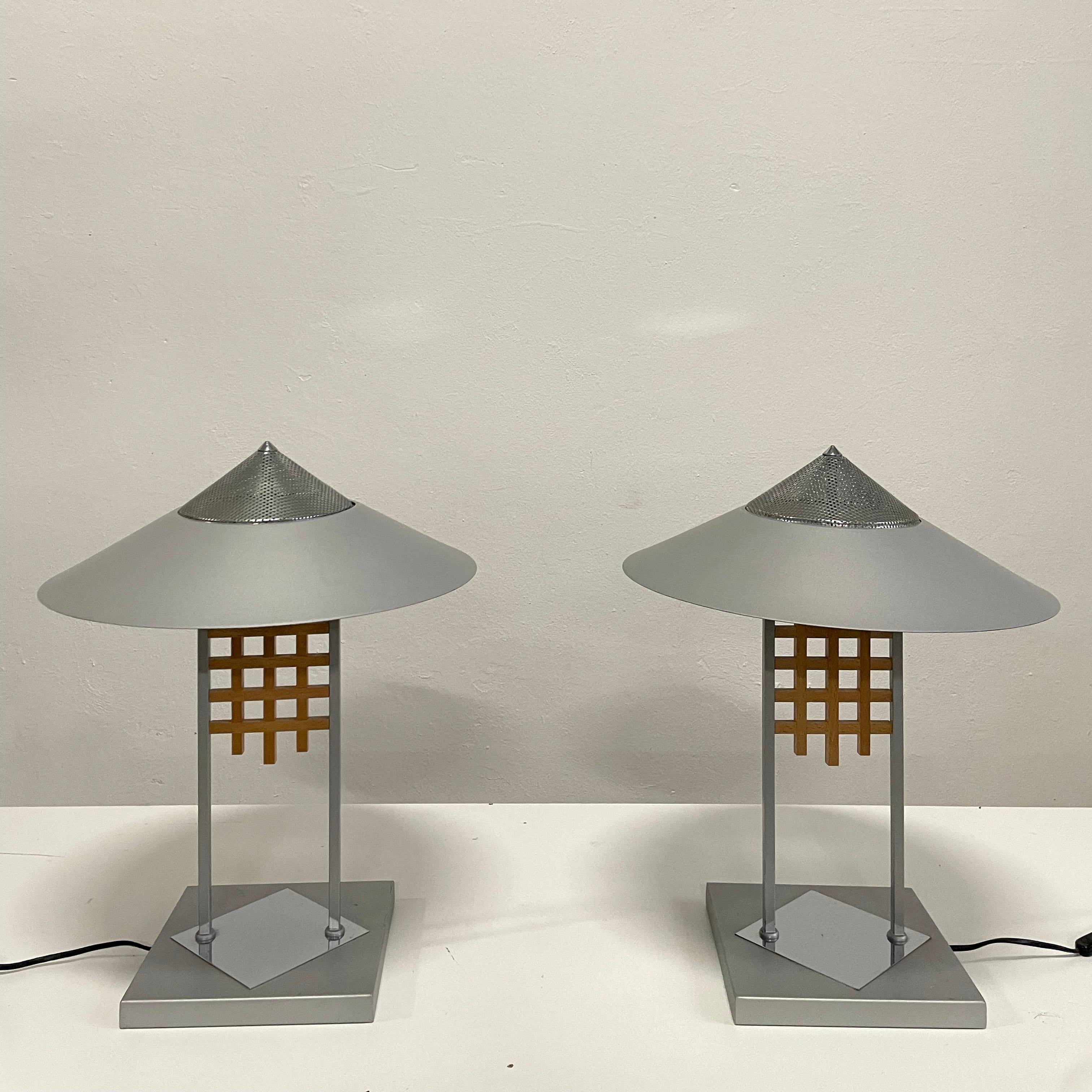 Satz von 2 postmodernen Tischlampen im Memphis-Design, 1980er Jahre (Postmoderne) im Angebot