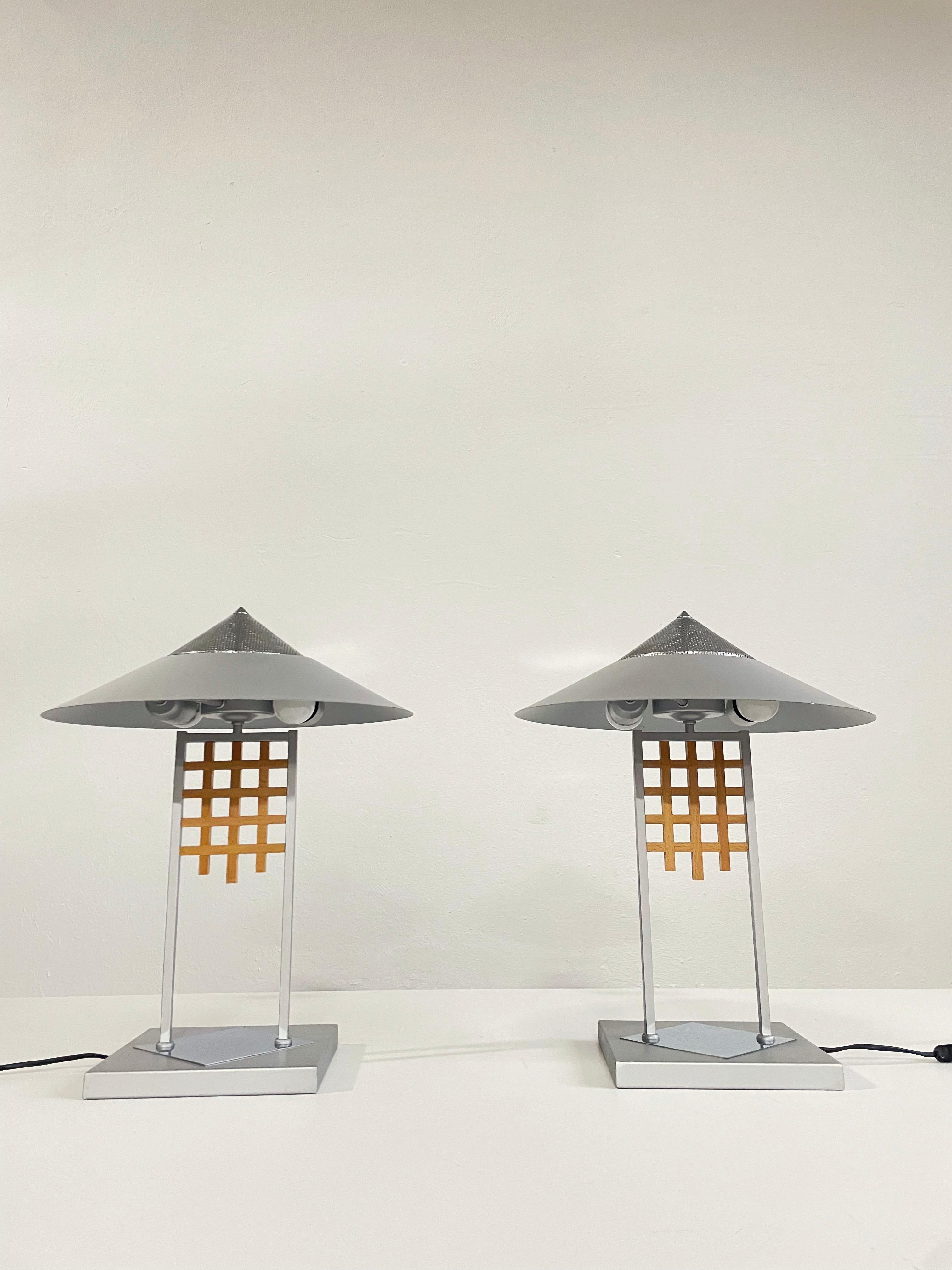 Satz von 2 postmodernen Tischlampen im Memphis-Design, 1980er Jahre (Metall) im Angebot