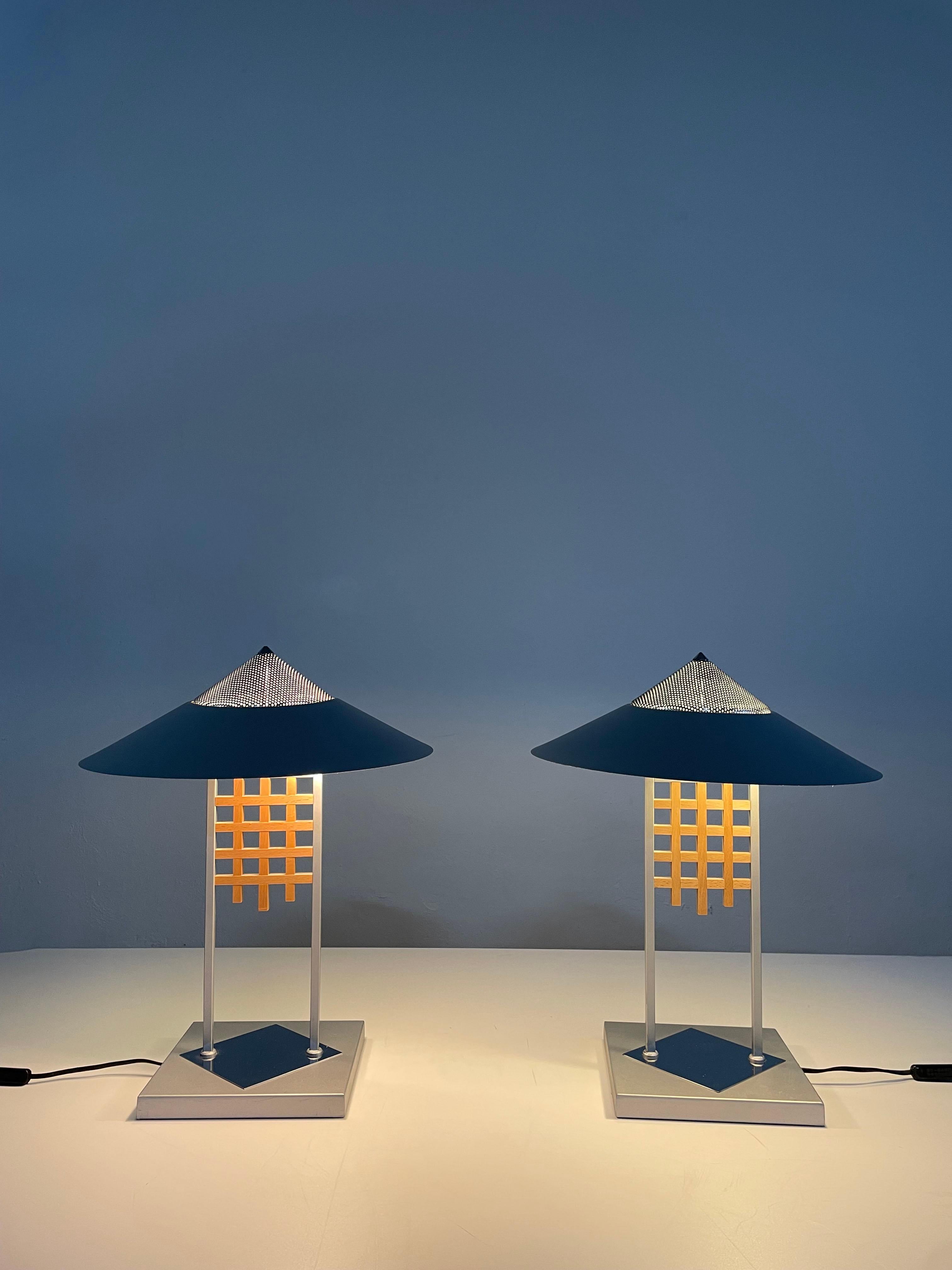 Satz von 2 postmodernen Tischlampen im Memphis-Design, 1980er Jahre im Angebot 1