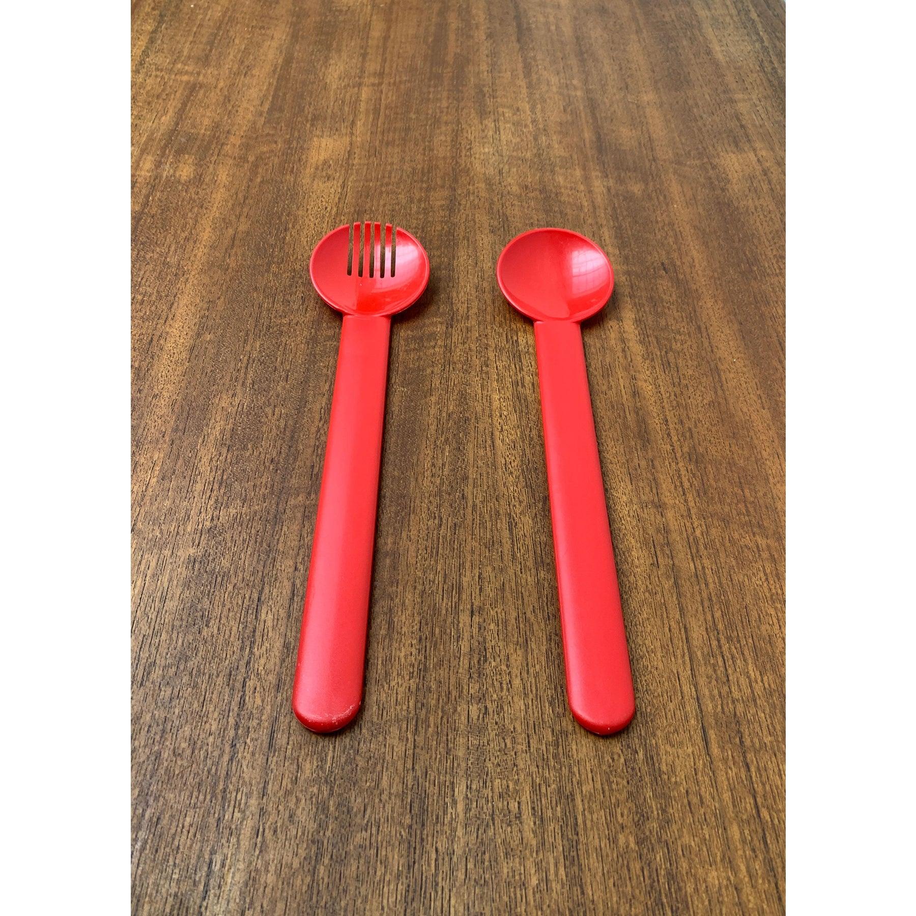 Postmodernes minimalistisches Schweizer Salatbesteck, 2er-Set, in sehr gutem Zustand. Entworfen 1970 bis 1979.

Zusätzliche Informationen:
MATERIALIEN: Kunststoff
Stile: Minimalistisch, postmodern
Farbe: Rot
Herkunftsland: Schweiz
Artikel Typ: