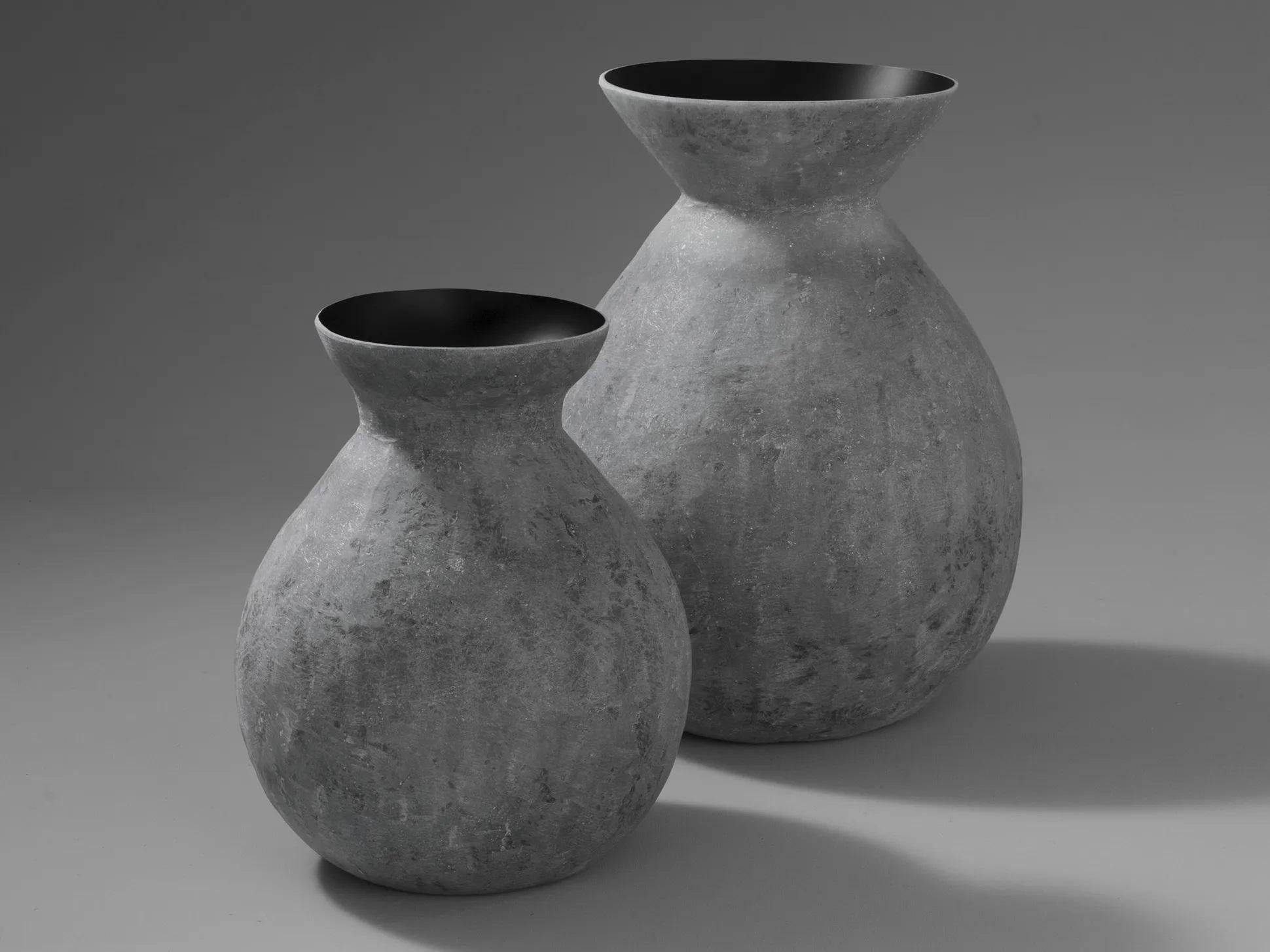 Set of 2 pot vases by Imperfettolab
Dimensions: Ø 36 x H 46 cm, Ø 30 x H 40 cm
Materials: fiberglass

A traditional shape, to which the fiberglass and its careful processing give a contemporary style. An ideal vase for a minimal and