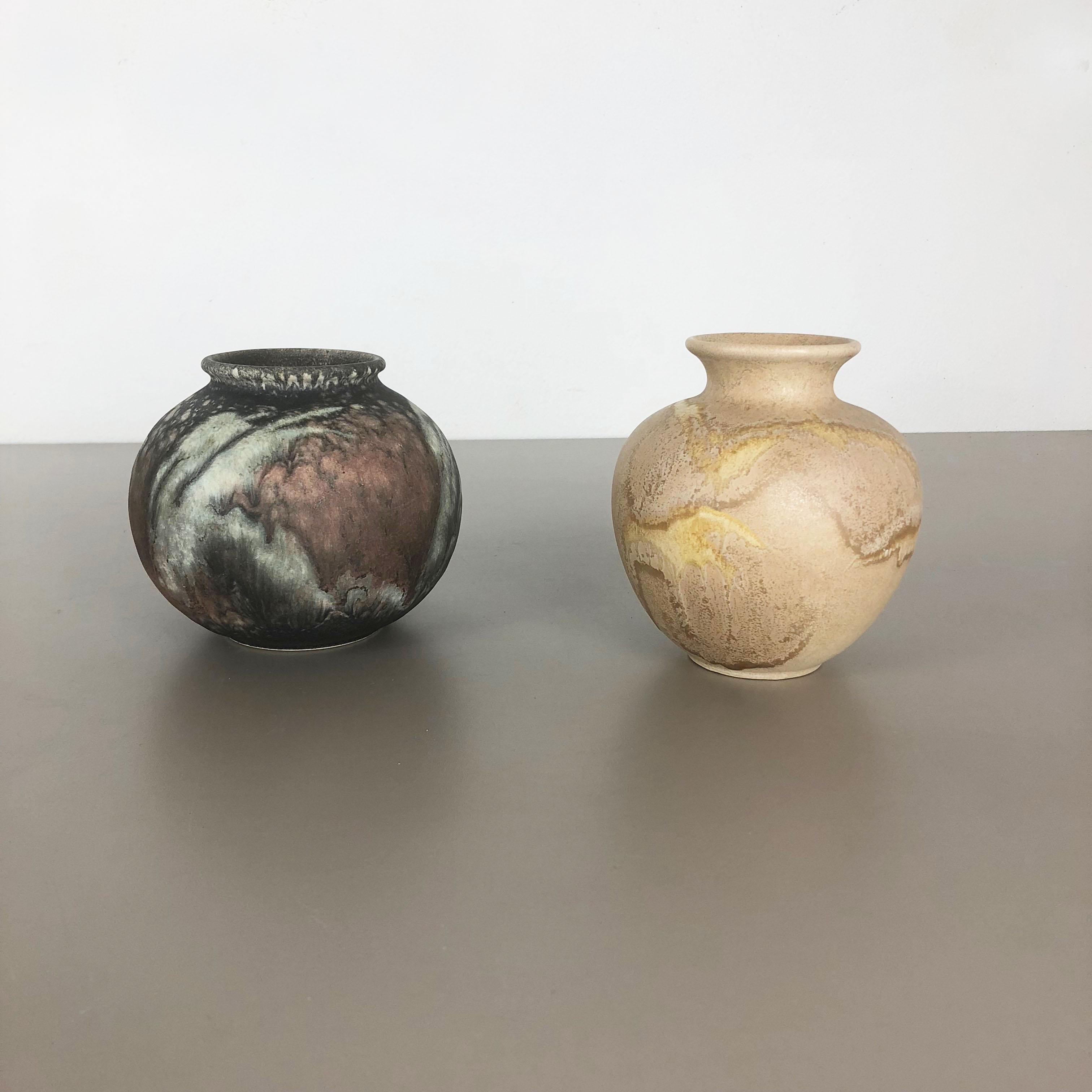 Article:

set of 2 vases


Producer:

Ruscha, Germany



Decade:

1960s


Description:

This original vintage vase set was designed and produced in the 1960s by Ruscha in Germany. This offer contains a set of two multicolor vases