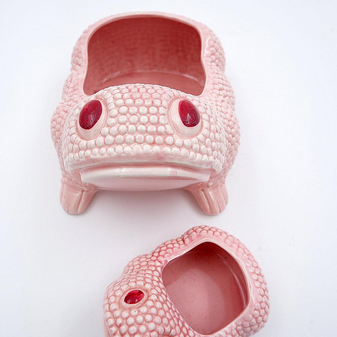 Set di 2 fioriere a forma di rana rosa cipria attribuite a Jean Roger
Vide Poche - Decorazione - Vintage
Misure: 14cmx18cm H:11,5cm - 7,5cmx10,5cm H:4,5cm 
Materiale: Ceramica 
Usura coerente con l'età e l'uso.
