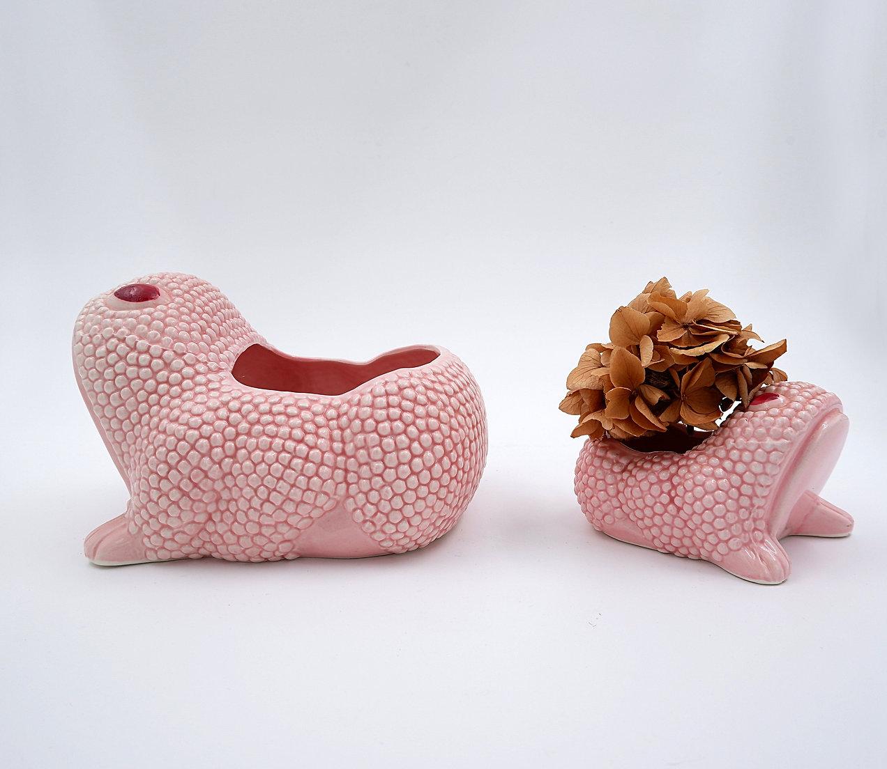 XX secolo Set di 2 fioriere a forma di rana rosa cipria attribuite a Jean Roger - XX sec. in vendita
