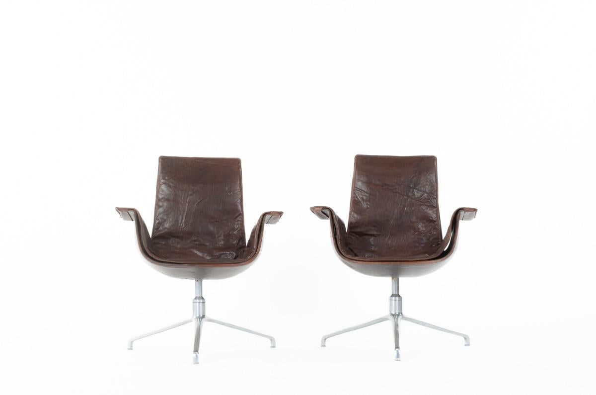 Ensemble de 2 fauteuils modèle 6772 conçus par Preben Fabricius et Jorge Kastholm dans les années 60 pour Kill International.
Base en étoile avec 3 pieds en aluminium et un siège recouvert de cuir marron (d'origine)
Les bases sont pivotantes mais ne