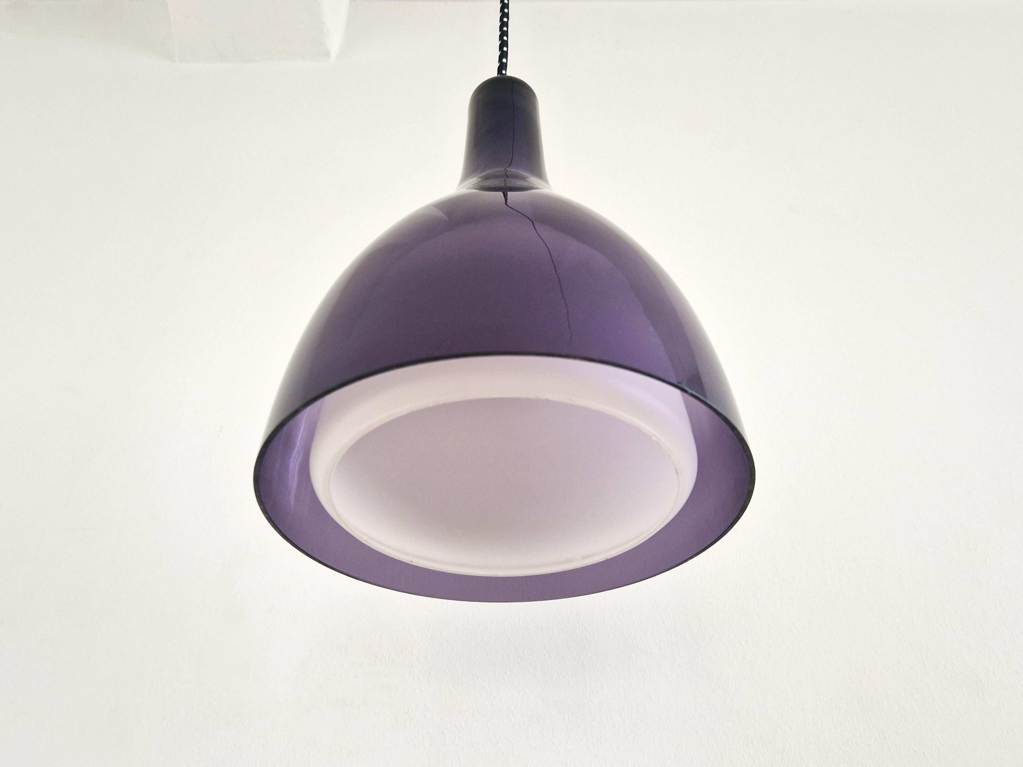 Set of 2 purple and white glass pendant lamps, 1960's / 1970's In Good Condition For Sale In Steenwijk, NL