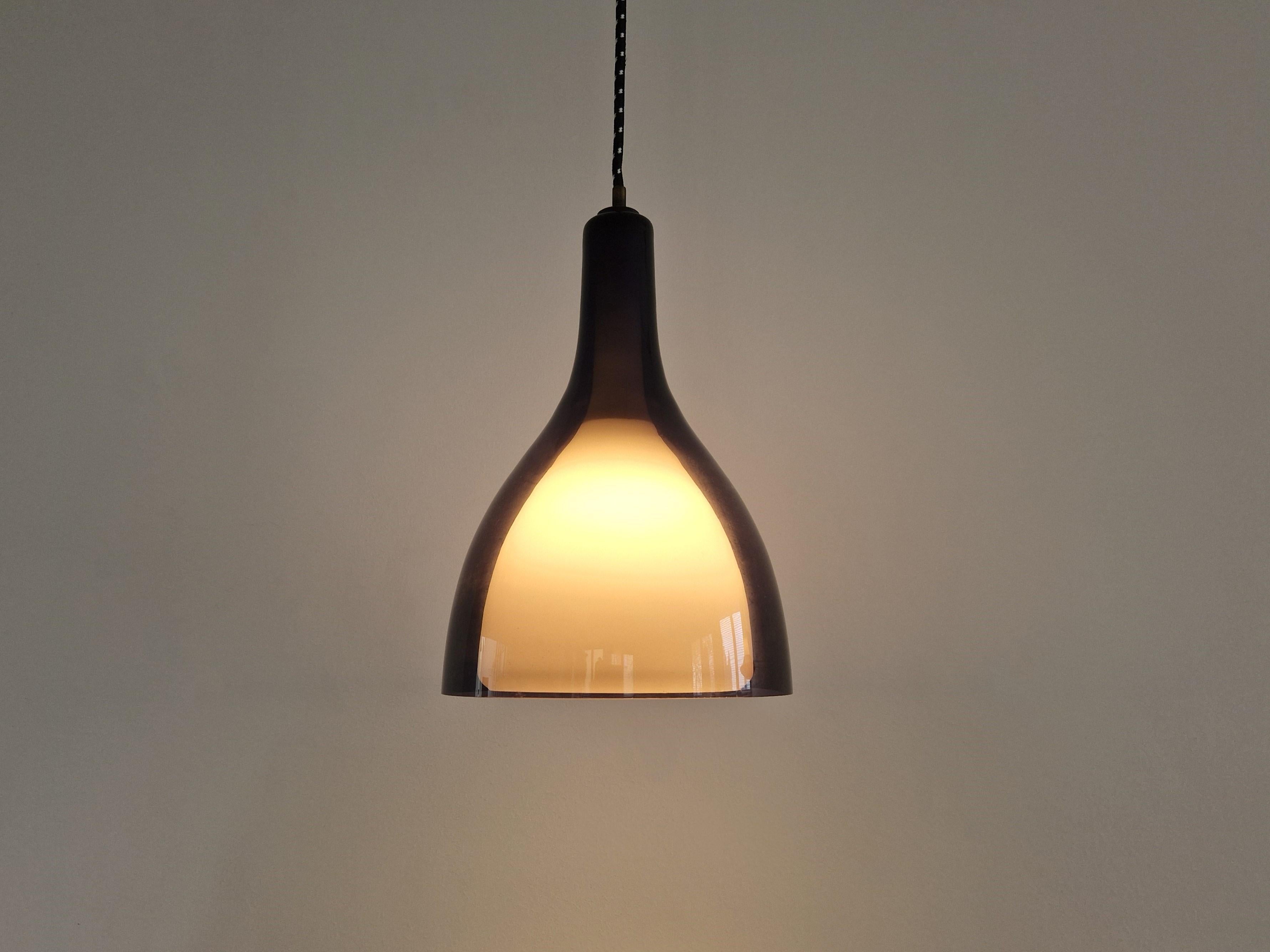 Vetro Set di 2 lampade a sospensione in vetro bianco e viola, anni '60/'70 in vendita