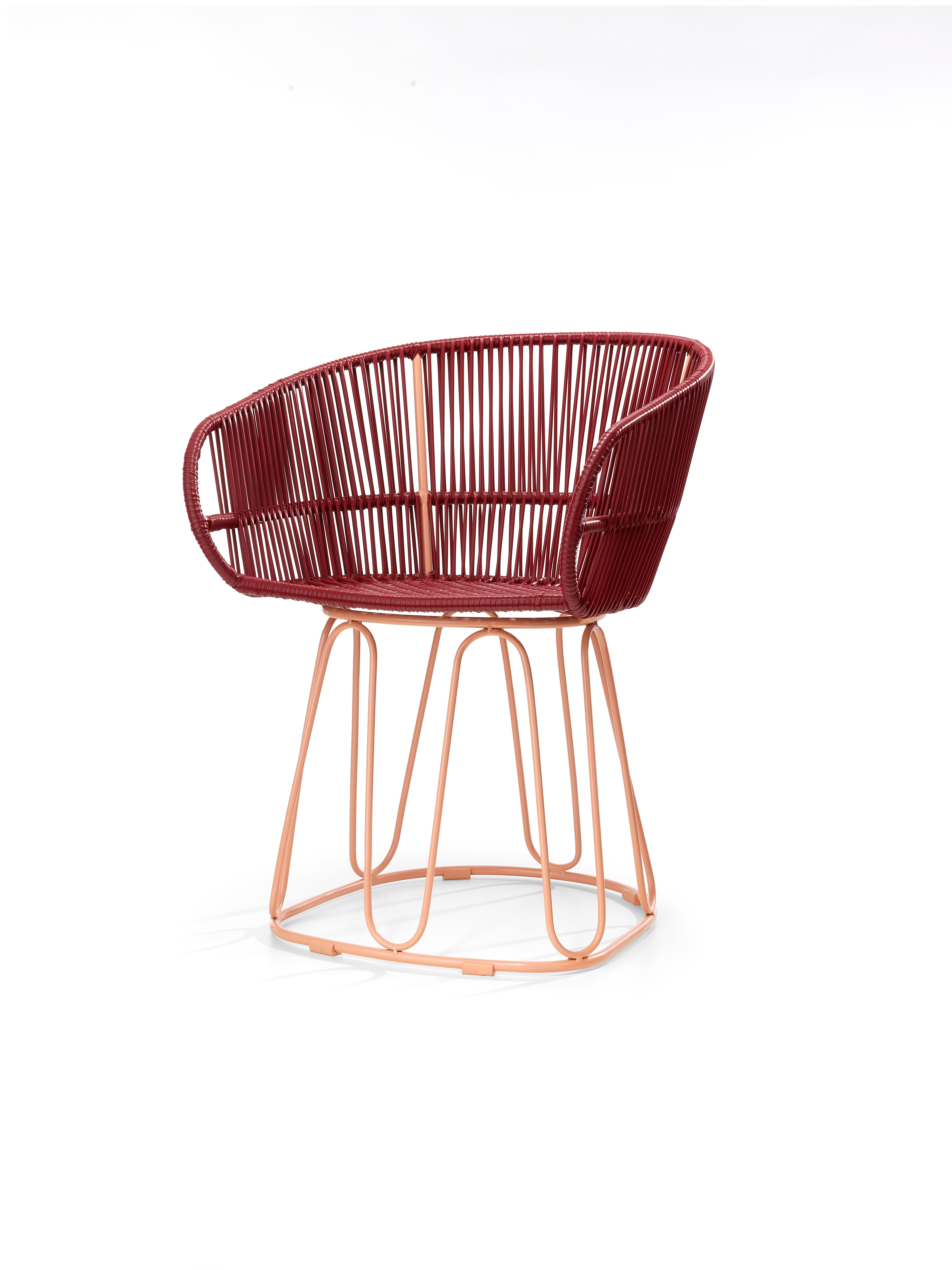 Set di 2 sedie da pranzo Circo viola di Sebastian Herkner.
Materiali: acciaio tubolare zincato e verniciato a polvere. Corde in PVC.
Tecnica: Realizzato in plastica riciclata. Tessuta da artigiani locali in Colombia. 
Dimensioni: L 61,5 x P 56,5