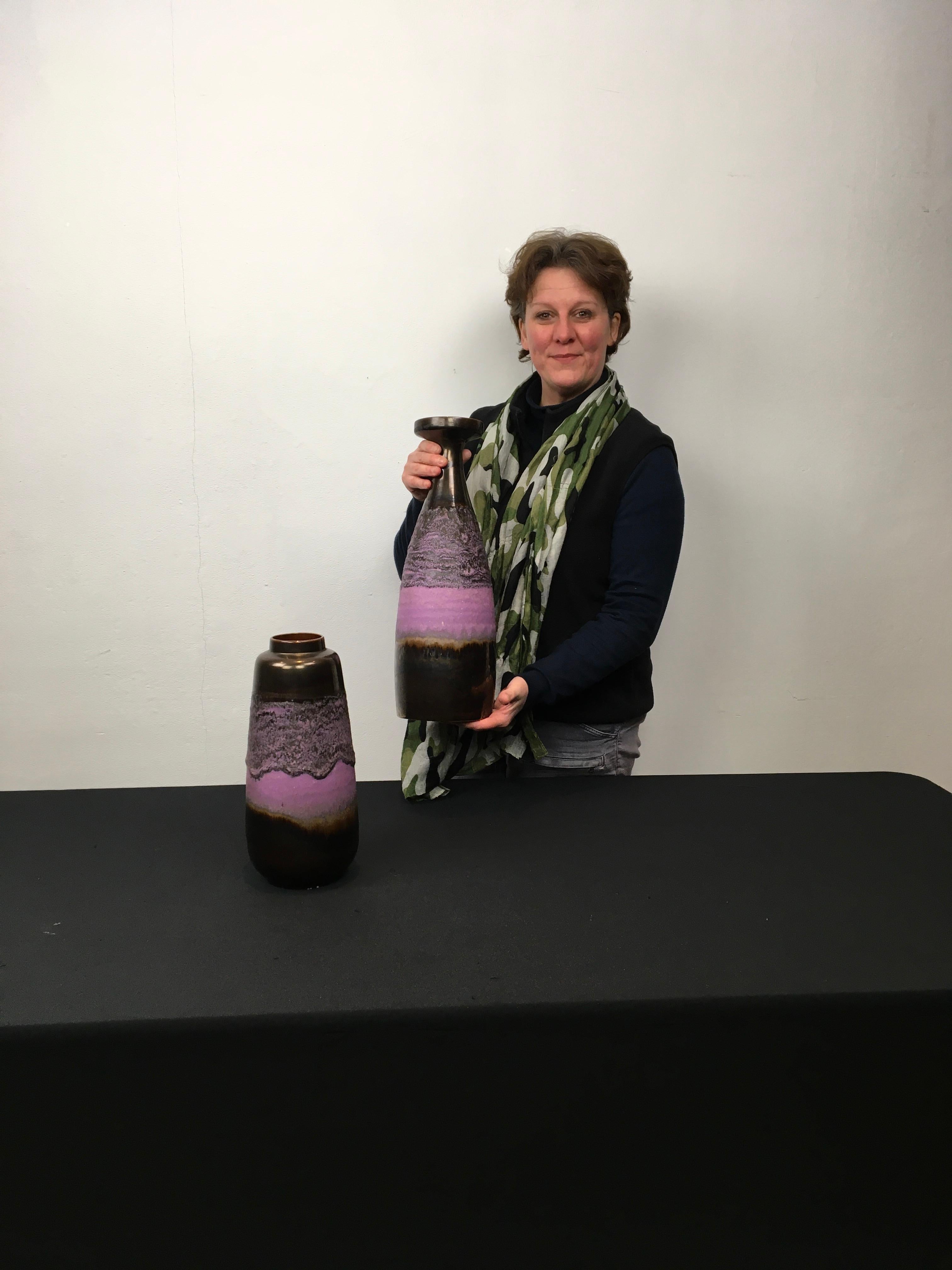 Ensemble de 2 vases violets. 
Vases des années 1970 de Scheurich Germany. 
Combinaison des couleurs marron et violet - Vases multicolores.
De style brutaliste, avec une épaisse glaçure de lave. 
Magnifique ensemble avec 2 dimensions et un design