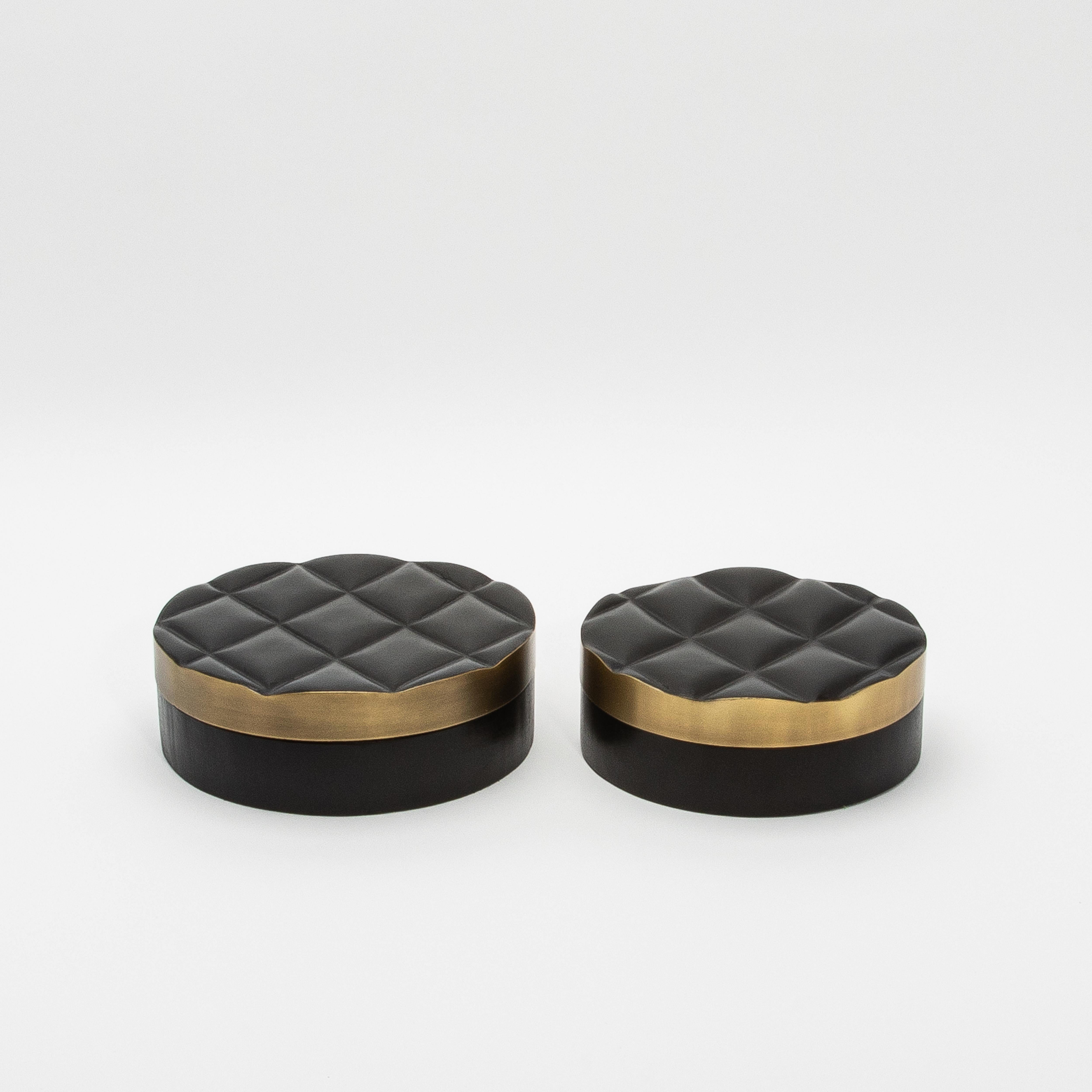 Hand-Crafted Set of 2 Quilted Boxes in Black Oak with Bronze Patina Brass by Kifu Paris For Sale