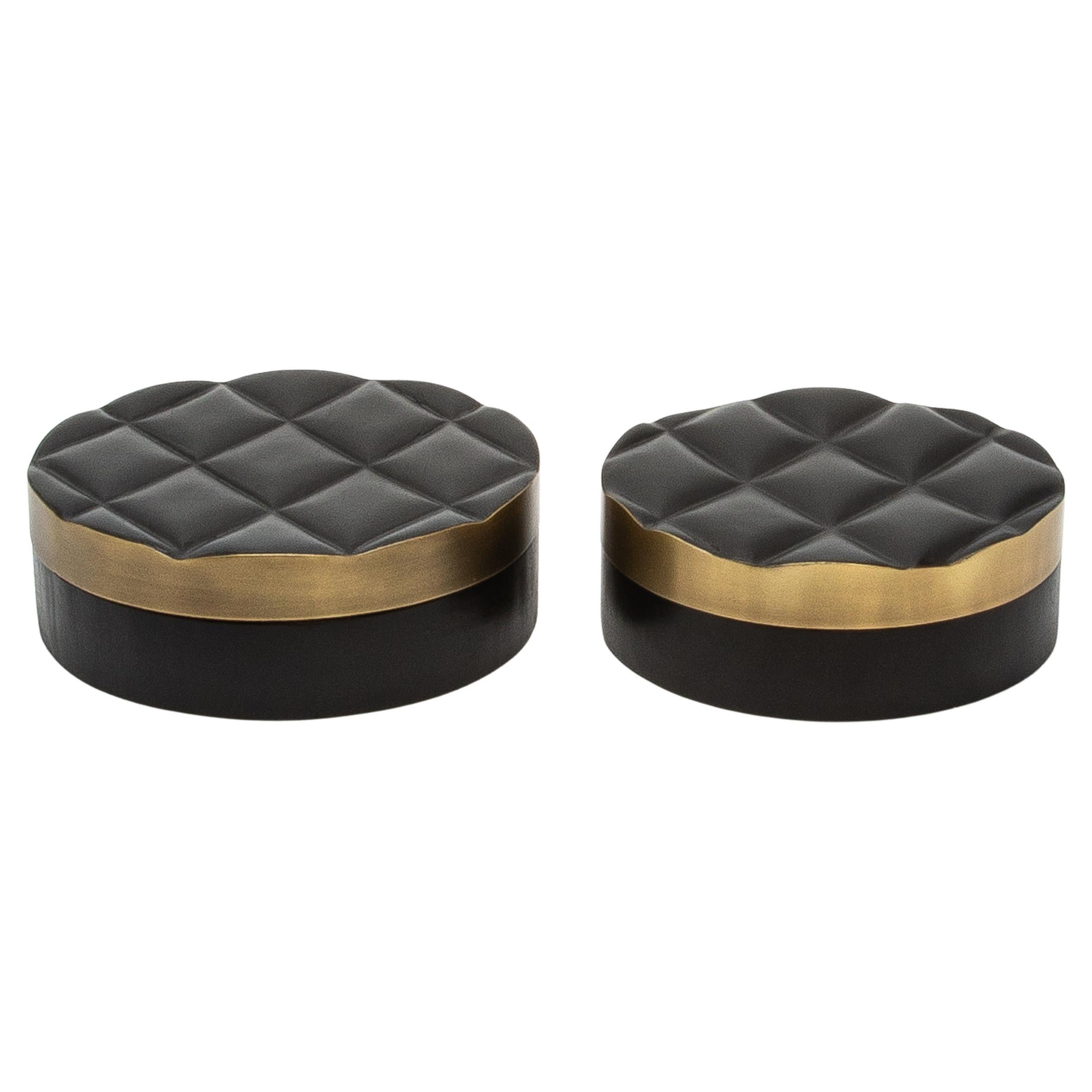 Juego de 2 cajas acolchadas de roble negro con latón patinado bronce by Kifu Paris