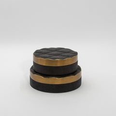 Juego de 2 cajas acolchadas de piel de zapa negra con latón patinado bronce by Kifu Paris
