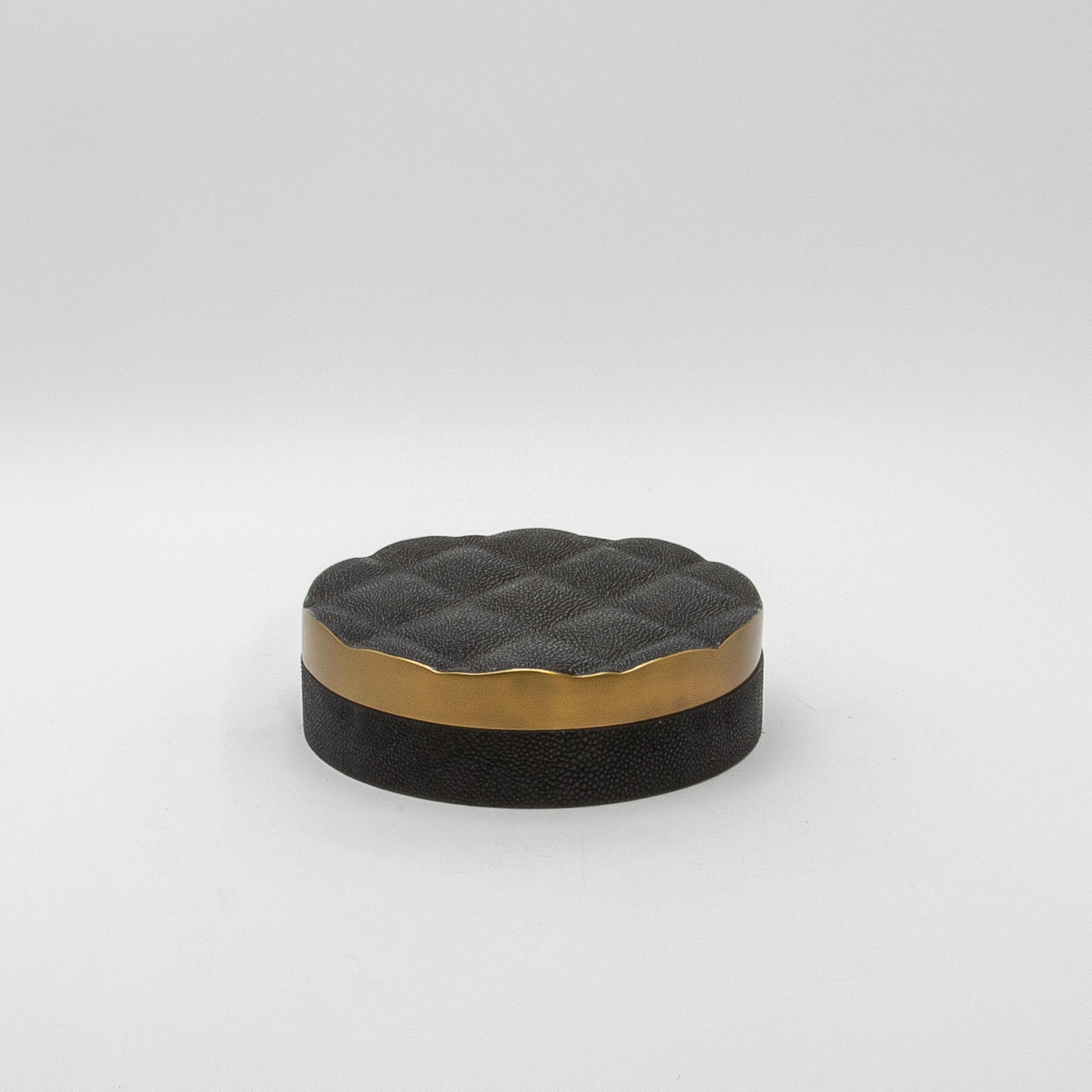 Juego de 2 cajas acolchadas de piel de zapa negra con latón patinado bronce by Kifu Paris Art Decó en venta