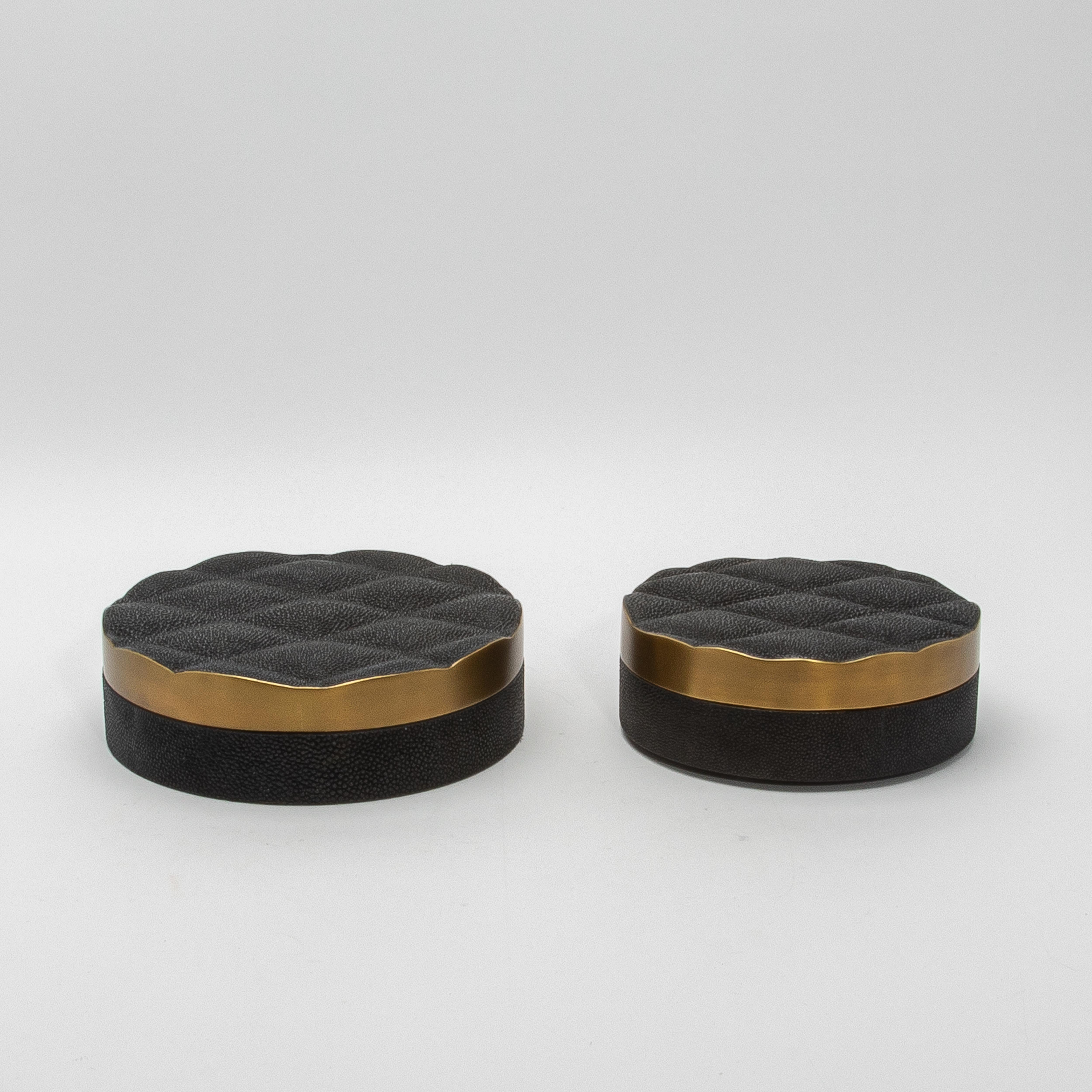 Juego de 2 cajas acolchadas de piel de zapa negra con latón patinado bronce by Kifu Paris Filipino en venta