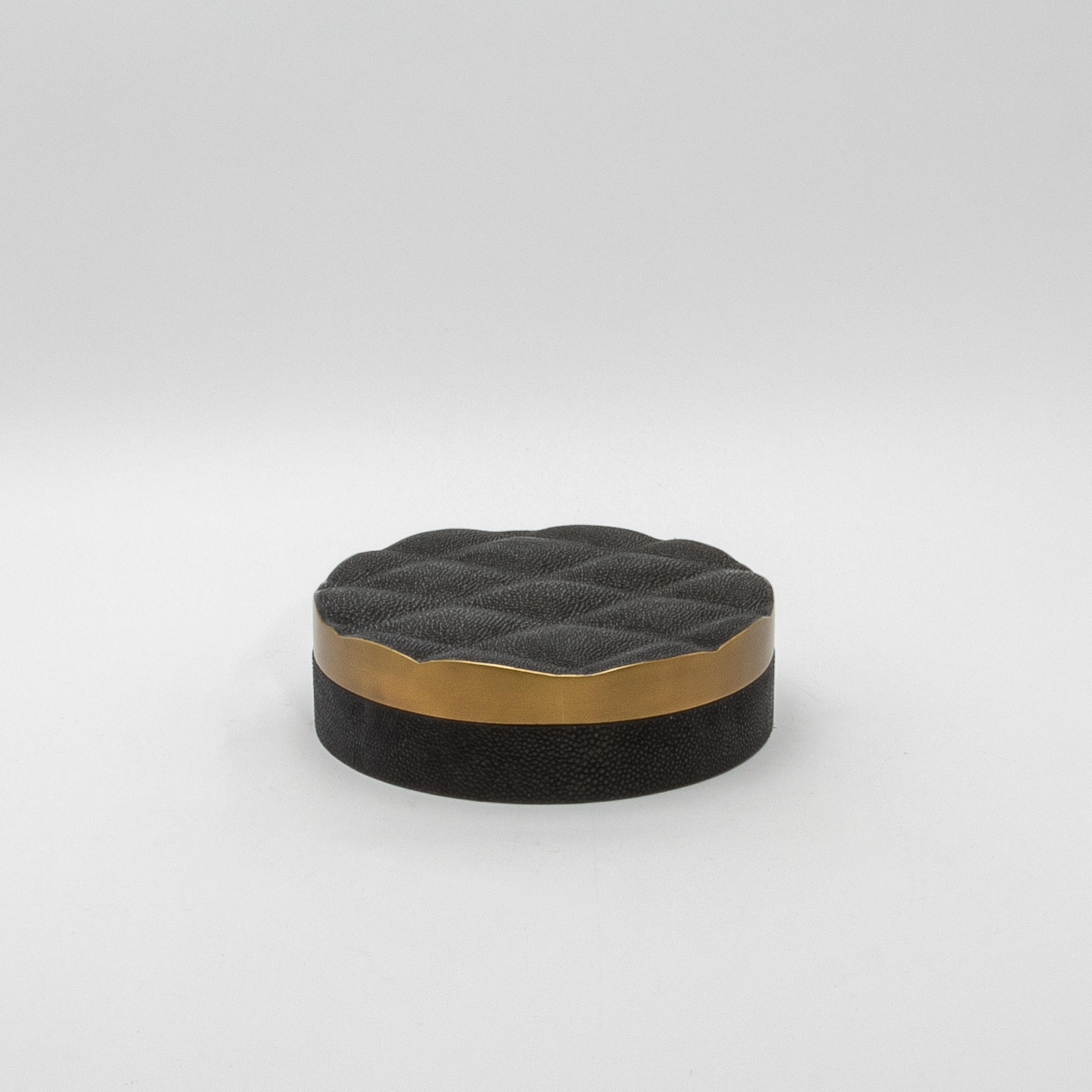 Juego de 2 cajas acolchadas de piel de zapa negra con latón patinado bronce by Kifu Paris Hecho a mano en venta
