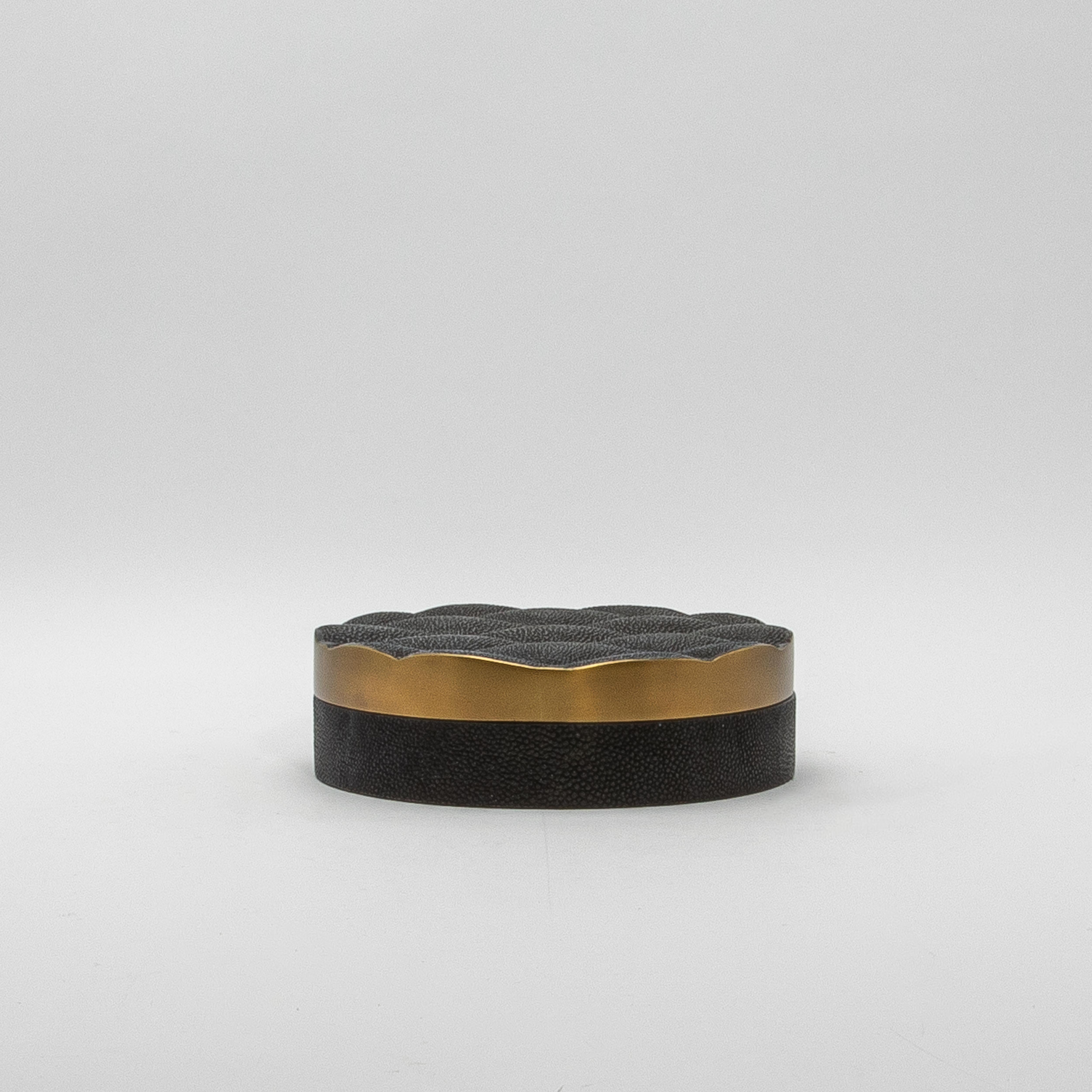 Juego de 2 cajas acolchadas de piel de zapa negra con latón patinado bronce by Kifu Paris en Nuevo estado para la venta en West Hollywood, CA