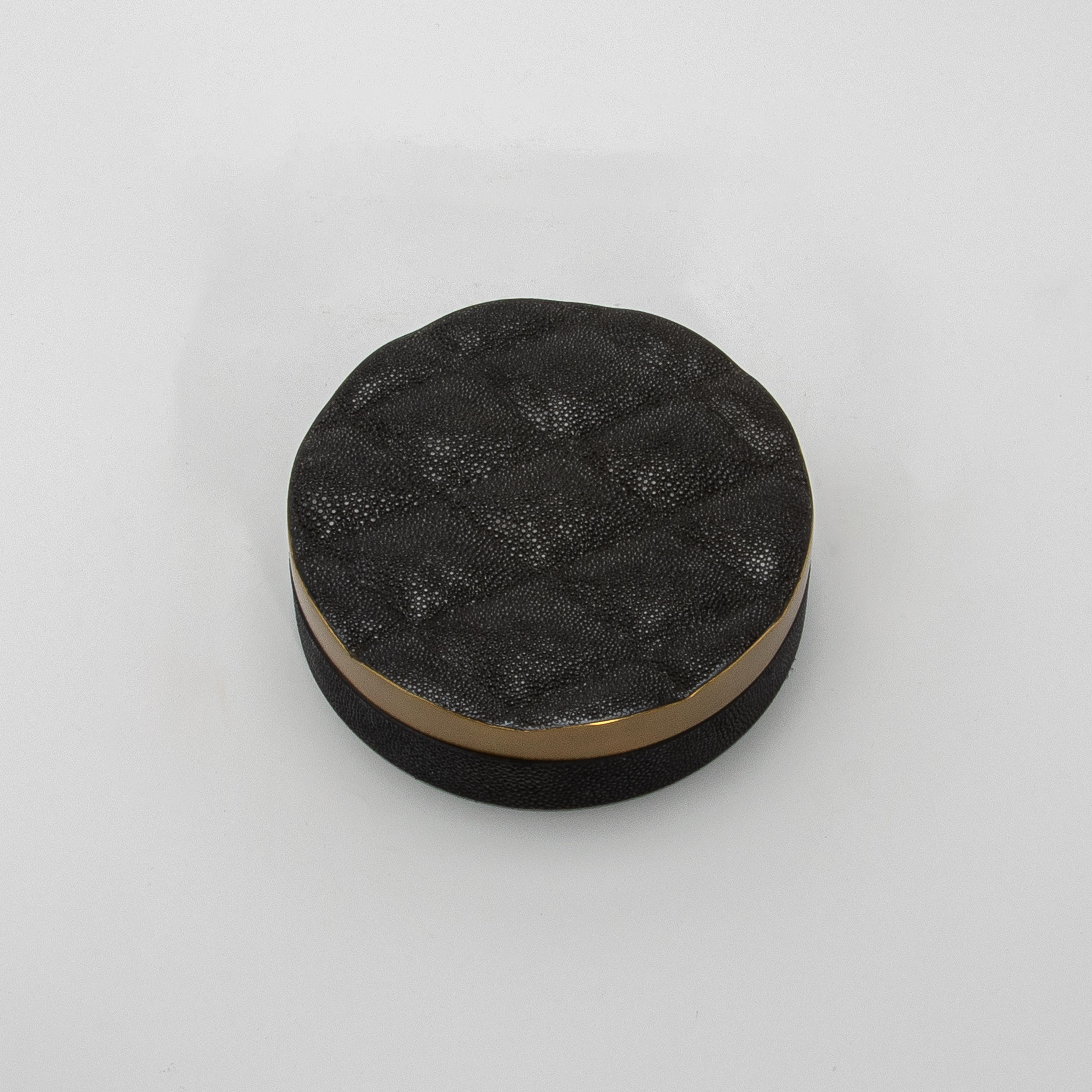 Juego de 2 cajas acolchadas de piel de zapa negra con latón patinado bronce by Kifu Paris Siglo XXI y contemporáneo en venta