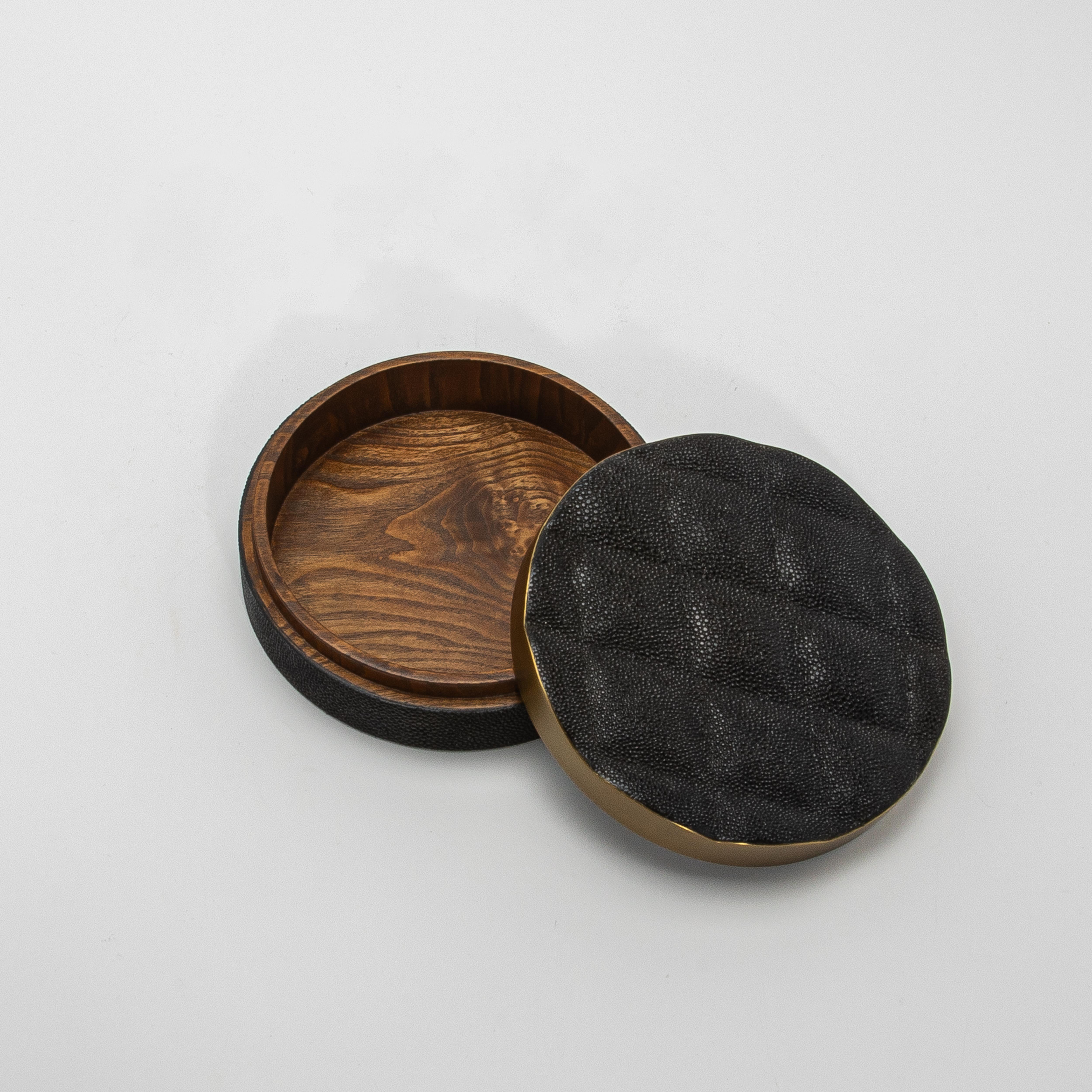Juego de 2 cajas acolchadas de piel de zapa negra con latón patinado bronce by Kifu Paris Latón en venta