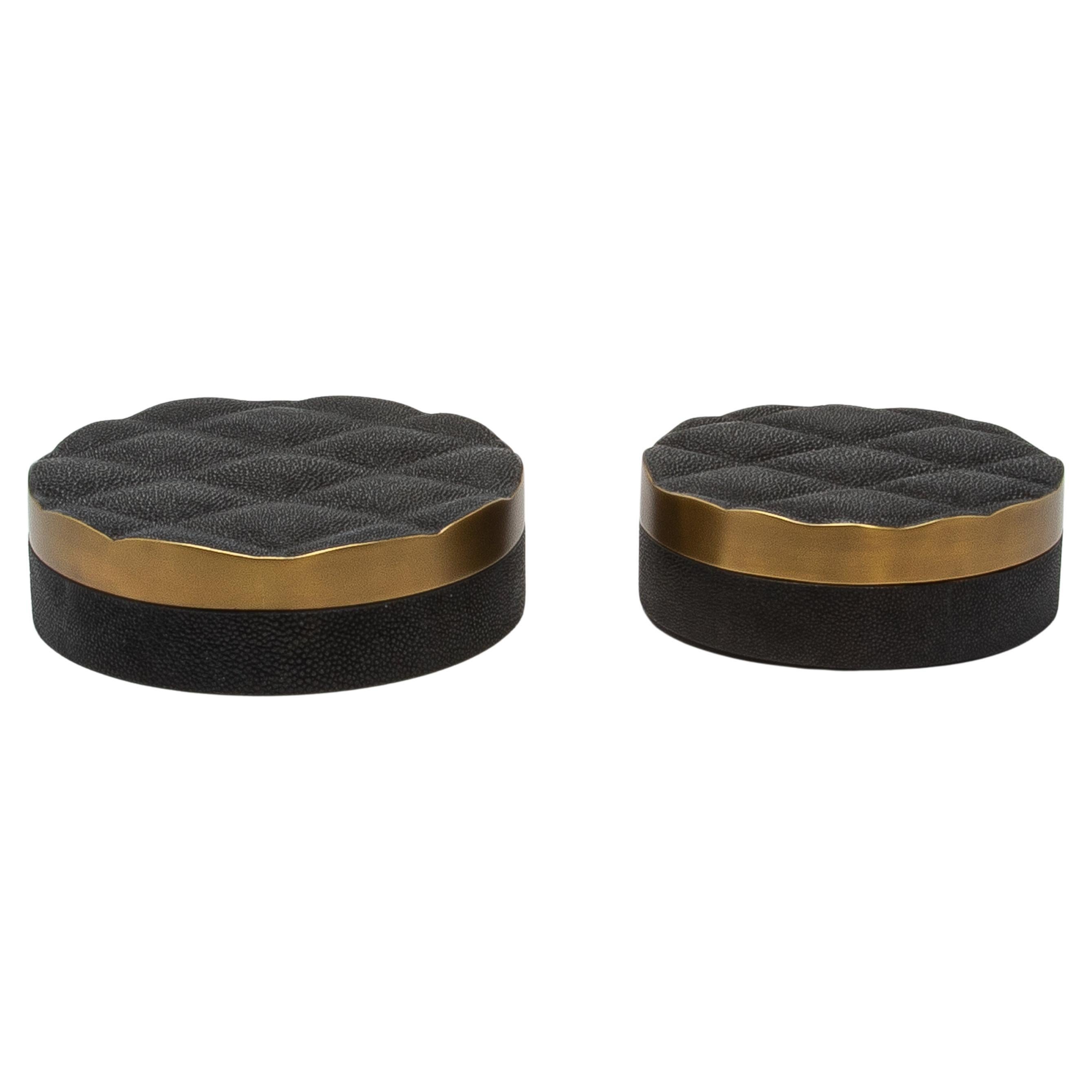 Juego de 2 cajas acolchadas de piel de zapa negra con latón patinado bronce by Kifu Paris en venta