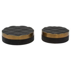 Juego de 2 cajas acolchadas de piel de zapa negra con latón patinado bronce by Kifu Paris
