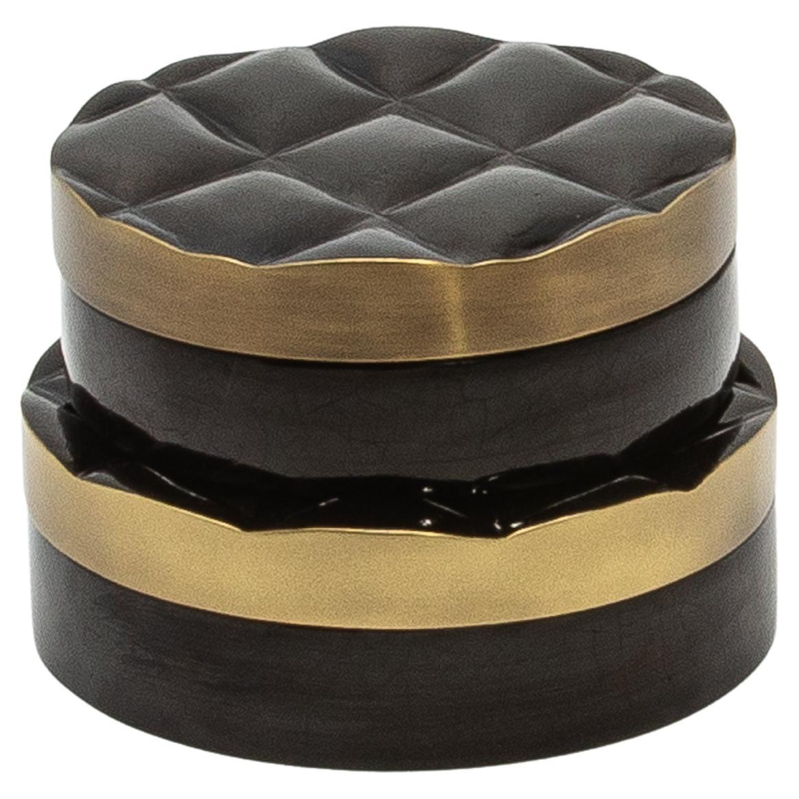 Juego de 2 cajas acolchadas de concha negra con latón patinado bronce by Kifu Paris