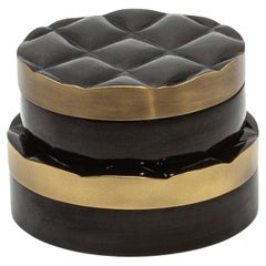 Juego de 2 cajas acolchadas de concha negra con latón patinado bronce by Kifu Paris