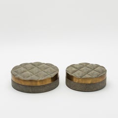 Lot de 2 boîtes matelassées en galuchat gris et laiton patiné bronze par Kifu Paris