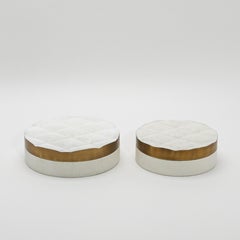 Juego de 2 cajas acolchadas de piel de zapa blanca con latón patinado bronce by Kifu Paris