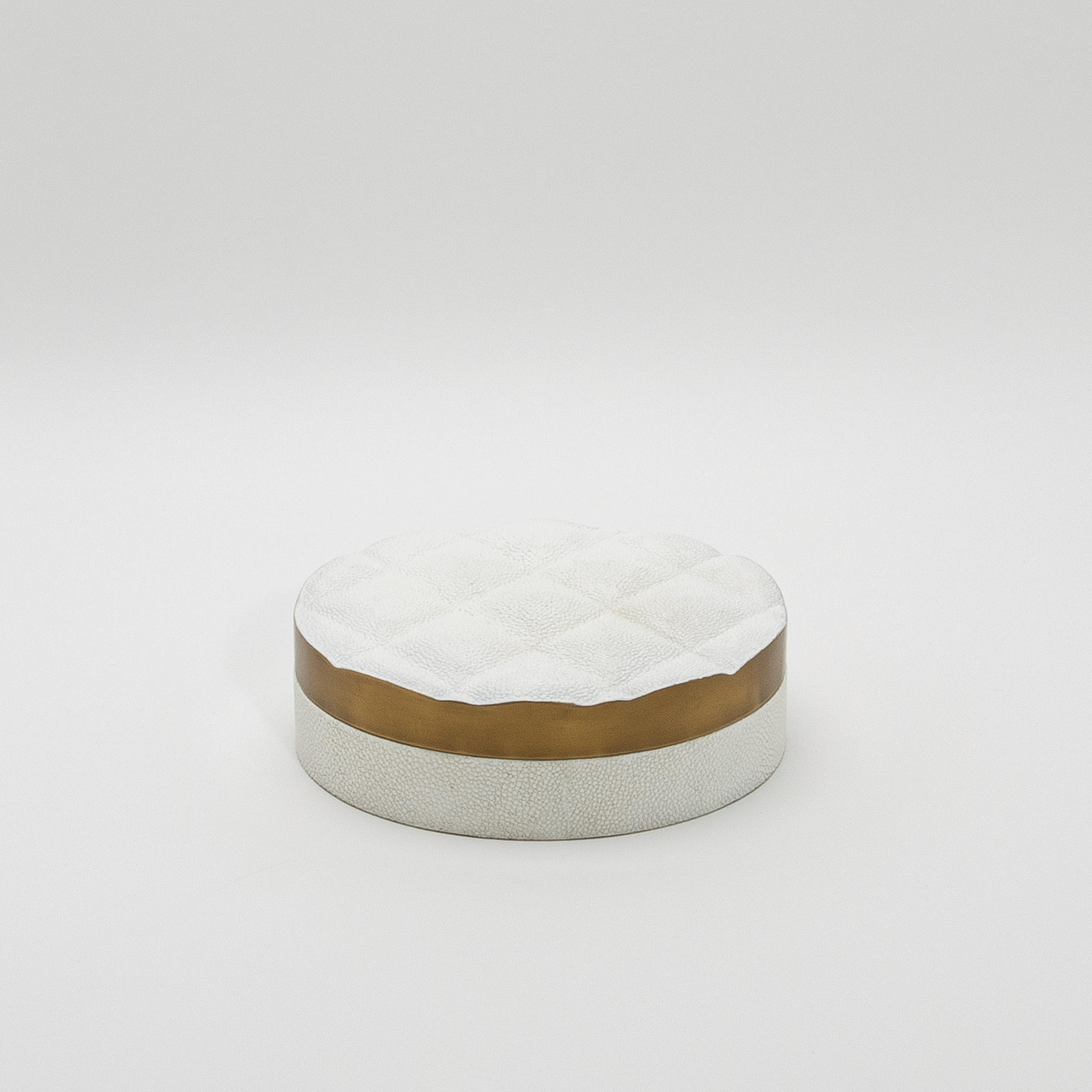 Juego de 2 cajas acolchadas de piel de zapa blanca con latón patinado bronce by Kifu Paris Art Decó en venta