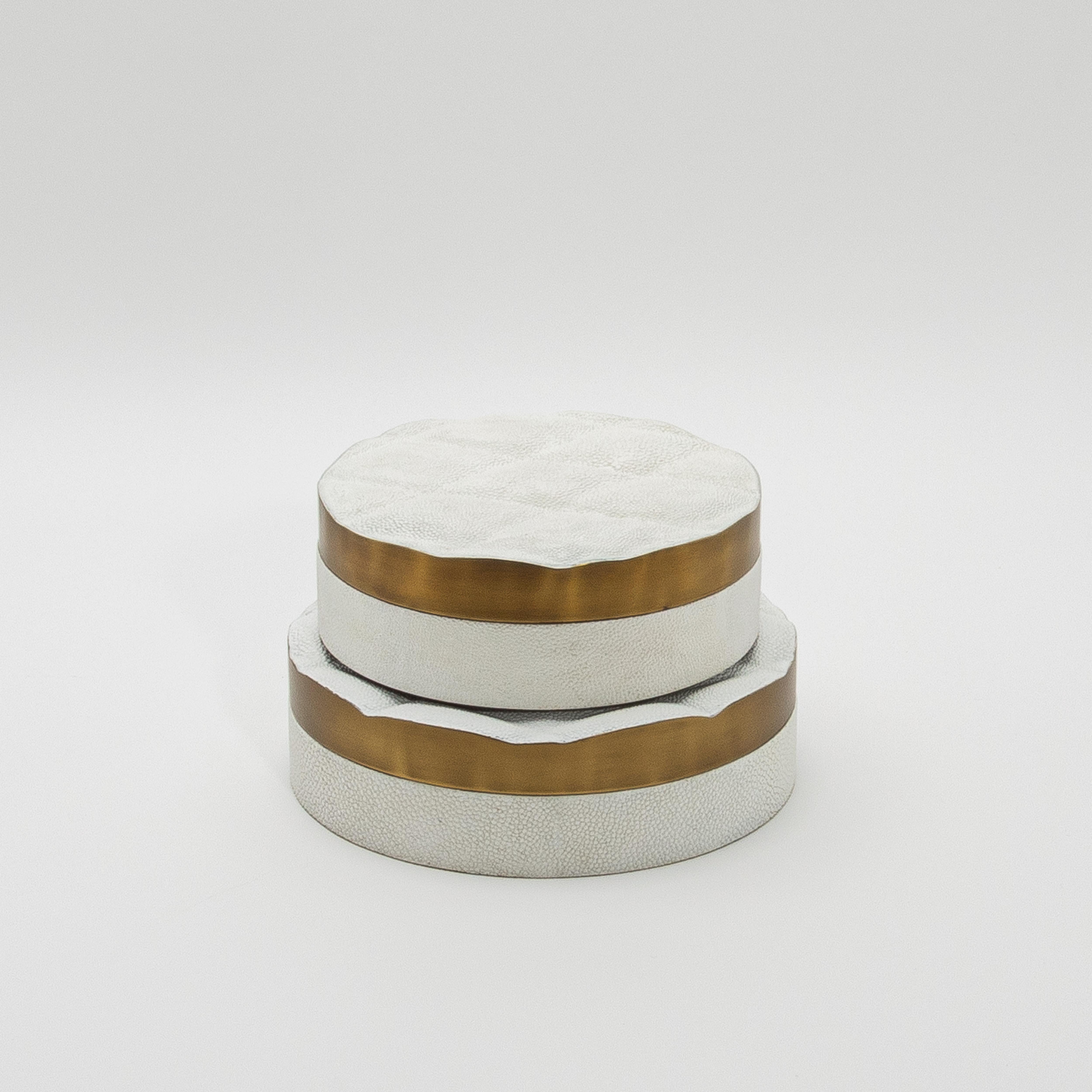 Juego de 2 cajas acolchadas de piel de zapa blanca con latón patinado bronce by Kifu Paris Filipino en venta