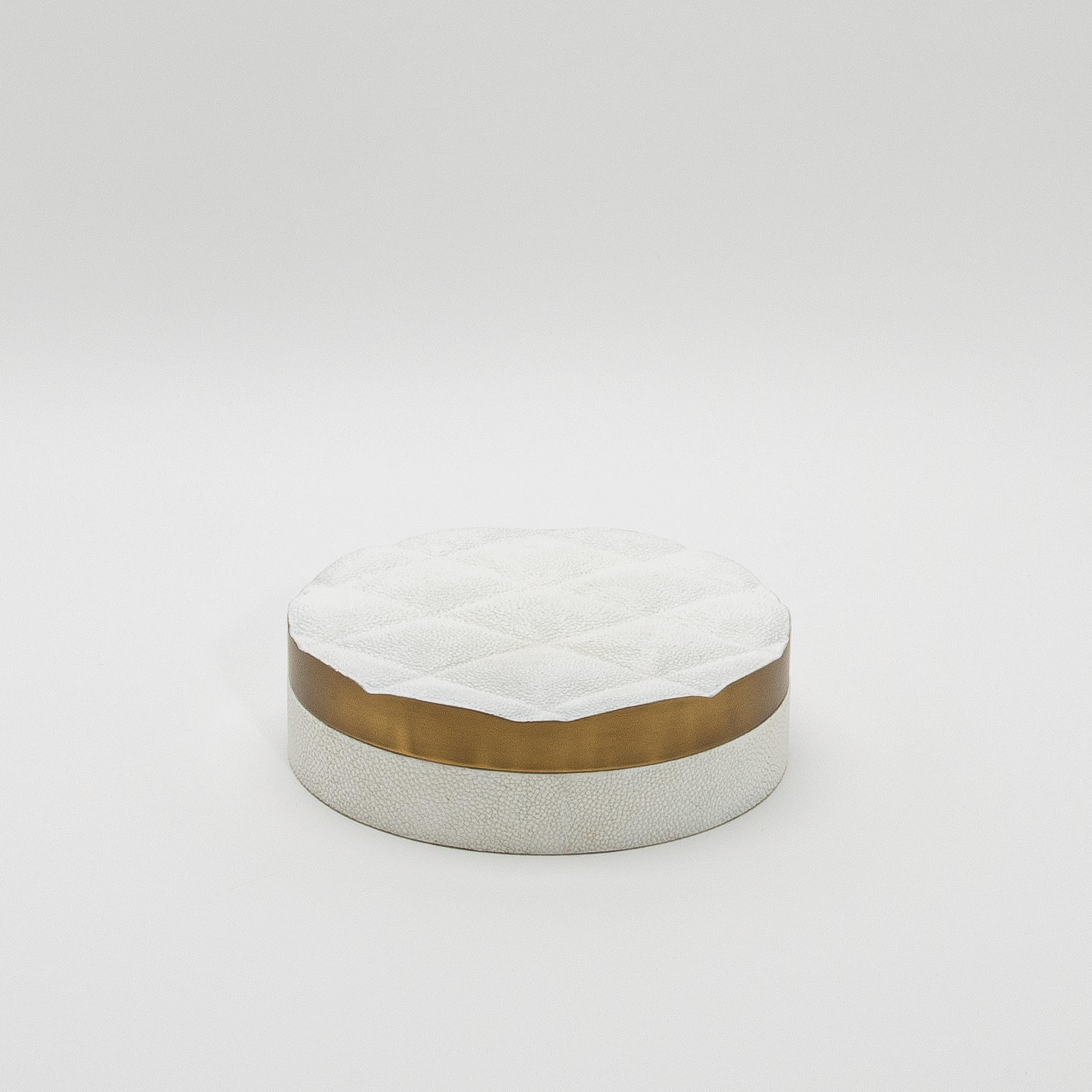 Juego de 2 cajas acolchadas de piel de zapa blanca con latón patinado bronce by Kifu Paris Hecho a mano en venta