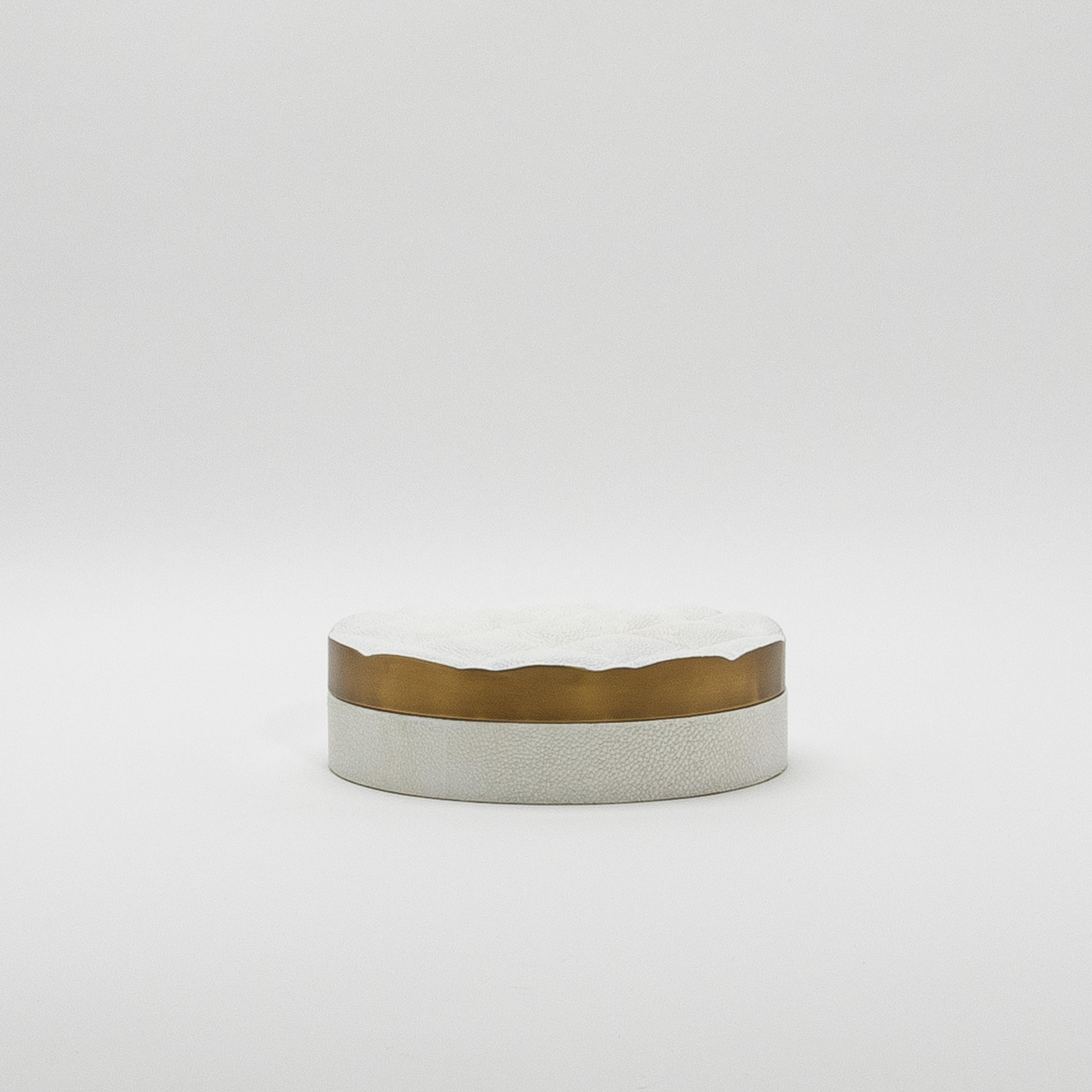 Juego de 2 cajas acolchadas de piel de zapa blanca con latón patinado bronce by Kifu Paris en Nuevo estado para la venta en West Hollywood, CA