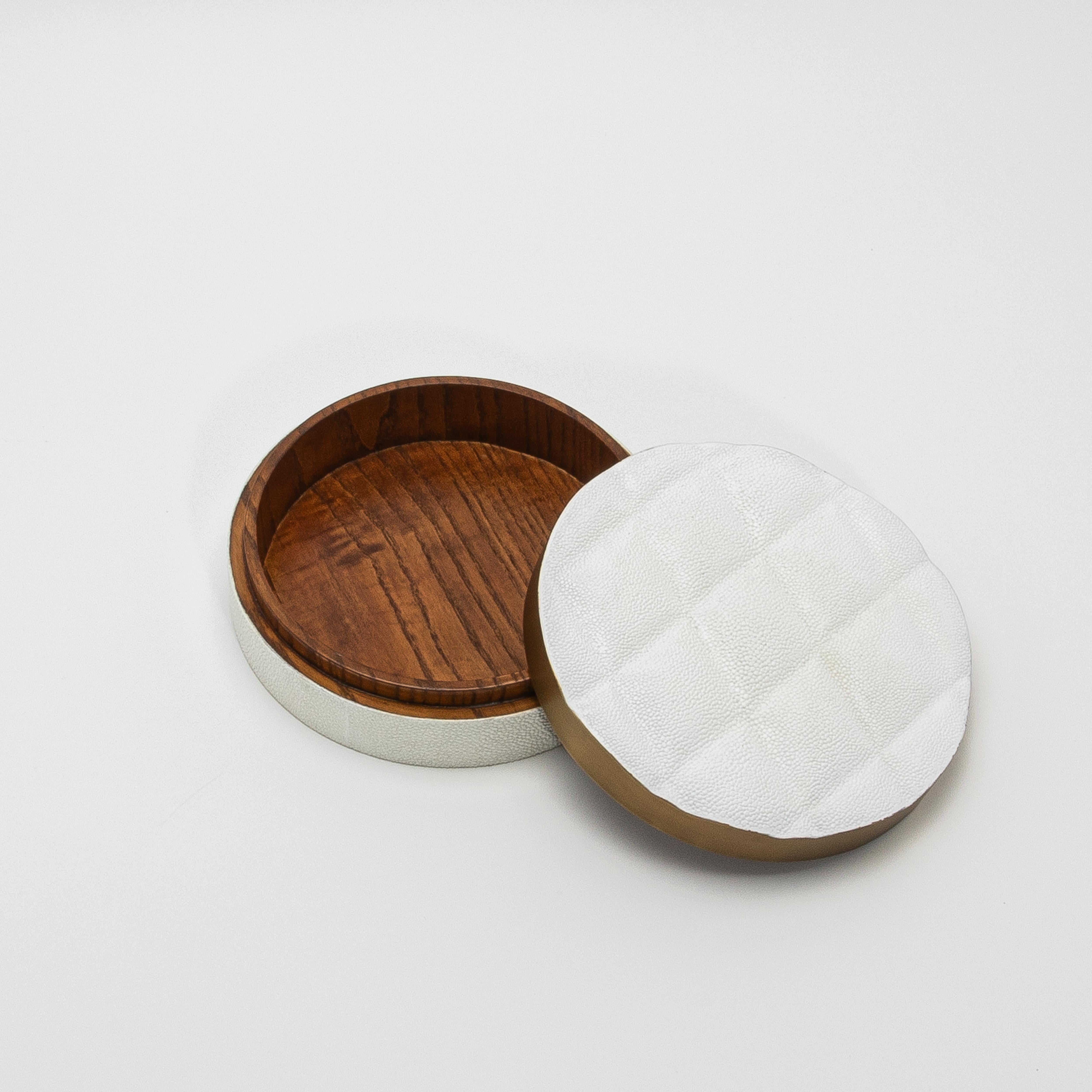Juego de 2 cajas acolchadas de piel de zapa blanca con latón patinado bronce by Kifu Paris Siglo XXI y contemporáneo en venta