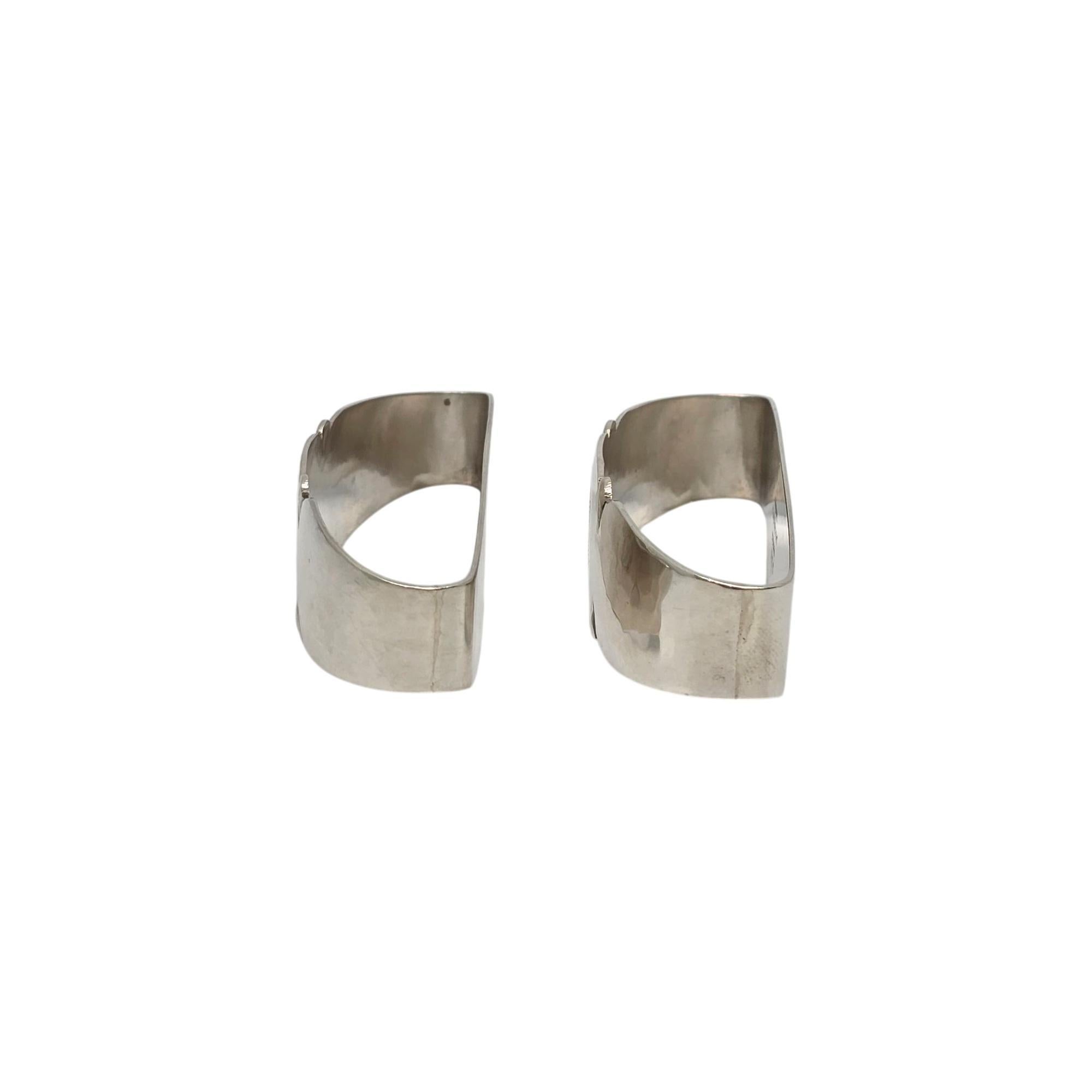 Set di 2 portatovaglioli in argento sterling Randahl con monogrammi diversi.

Il monogramma sembra essere J su uno, B sull'altro (vedi foto).

Questi portatovaglioli arrotondati, lavorati a mano, presentano una finitura leggermente