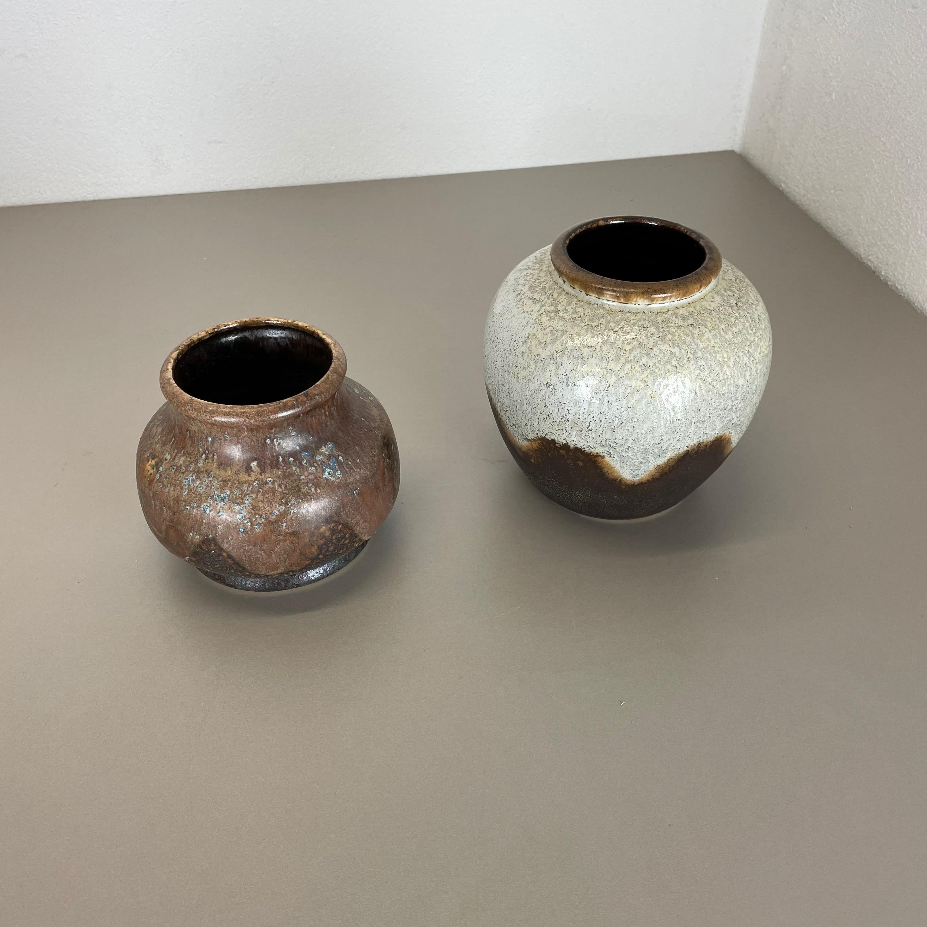 Artikel:

Keramikvase 2er Set aus Keramik


Produzent:

Dümler und Breiden, Deutschland


Jahrzehnt:

1960s



Beschreibung:

Original 1960er Jahre Keramikvasen in Deutschland. Hochwertige deutsche Produktion mit einer schönen