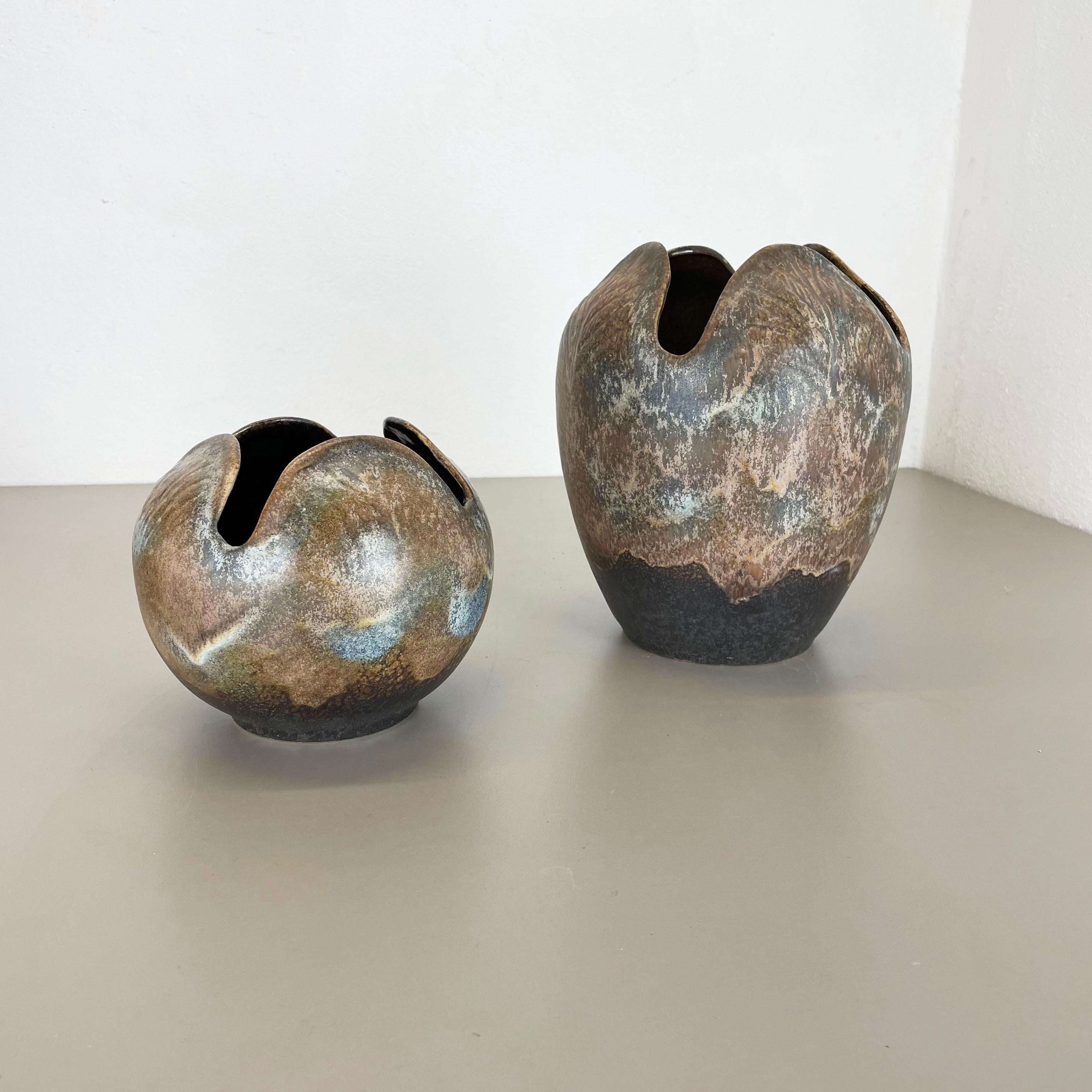 Article:

Pottery ceramic vase set of 2


Producer:

Dümler and Breiden, Germany


Decade:

1960s



Description:

Original vintage 1960s pottery ceramic vases in Germany. High quality German production with a nice abstract