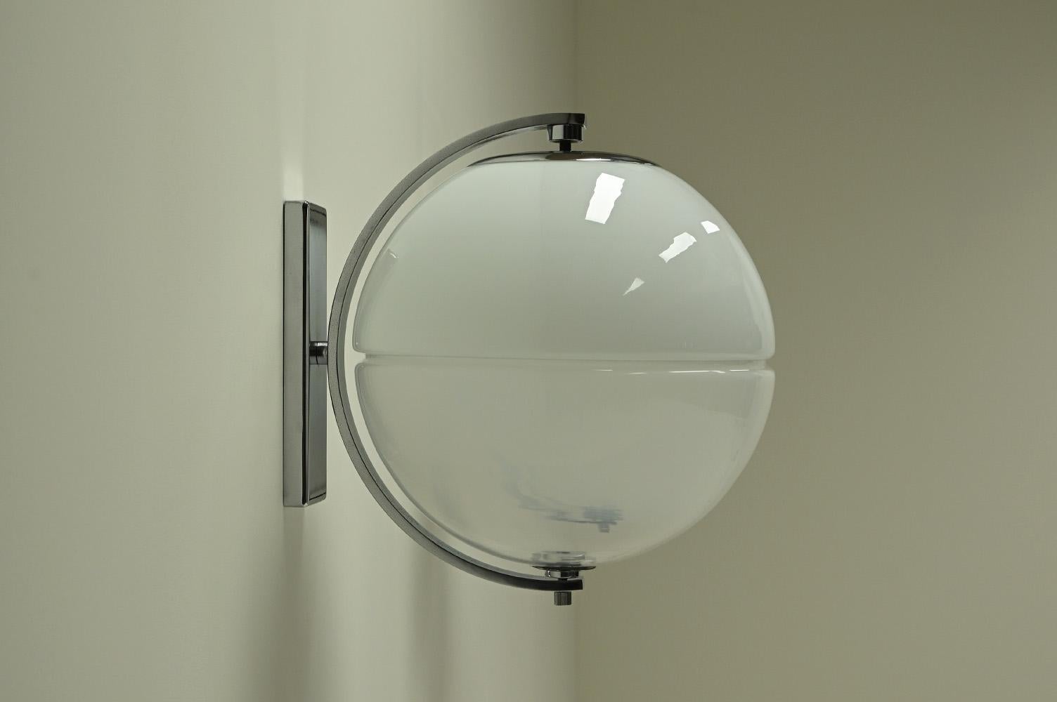 Ensemble de 2 lampes murales à globe, Italie des années 1960. en vente 3