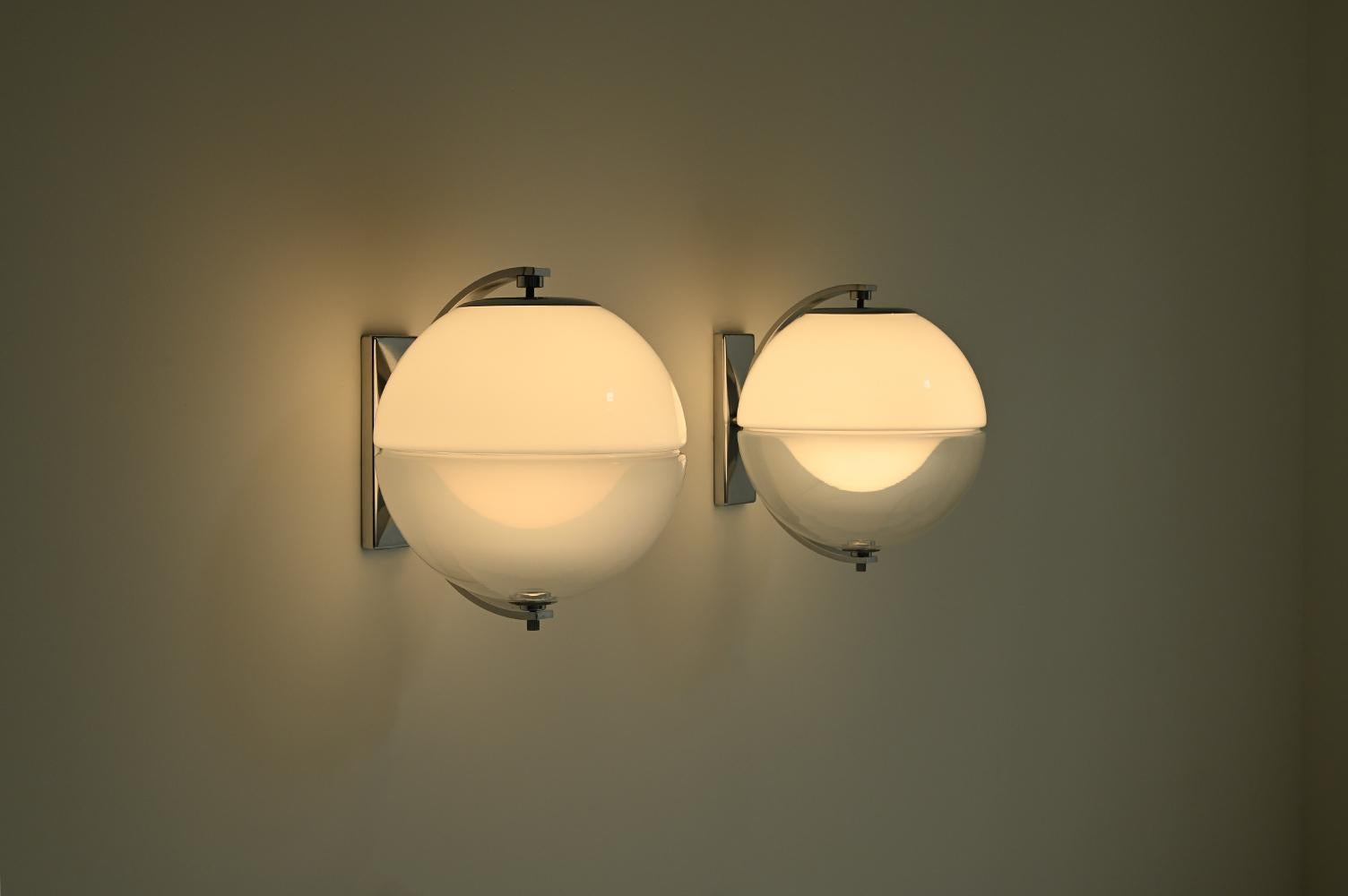 Ensemble de 2 grandes lampes murales à globe, Italie des années 1960. Bien que le concepteur reste inconnu, le style ressemble beaucoup au travail de Carlo Nason. Ce coffret a été réalisé dans un ancien cinéma en Italie. Chaque lampe est dotée d'un