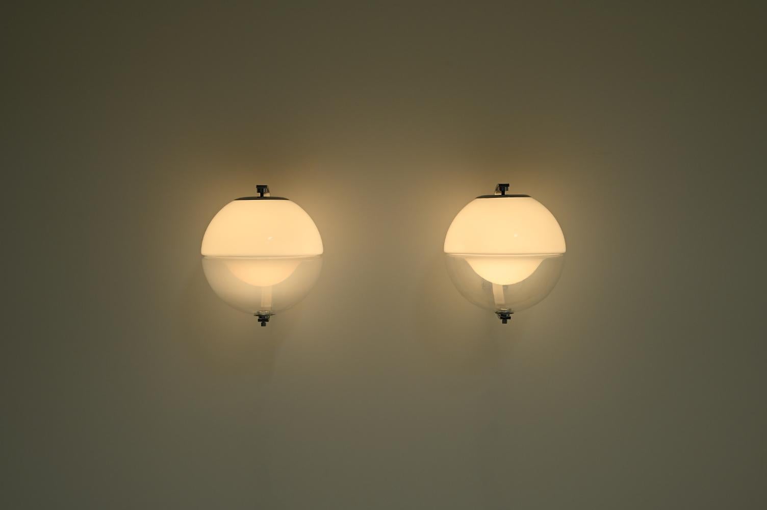 Mid-Century Modern Ensemble de 2 lampes murales à globe, Italie des années 1960. en vente