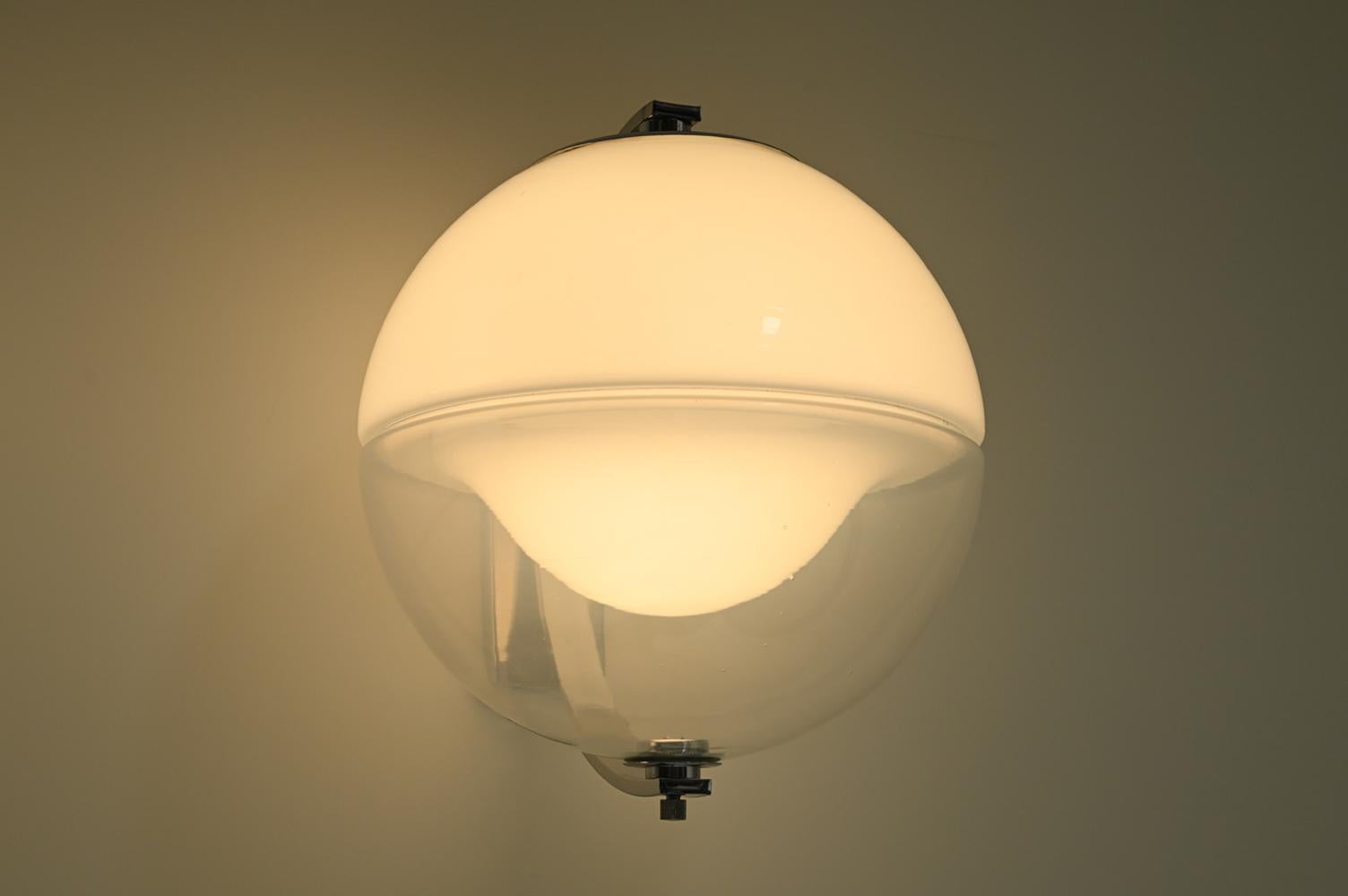 Ensemble de 2 lampes murales à globe, Italie des années 1960. Bon état - En vente à Landgraaf, NL
