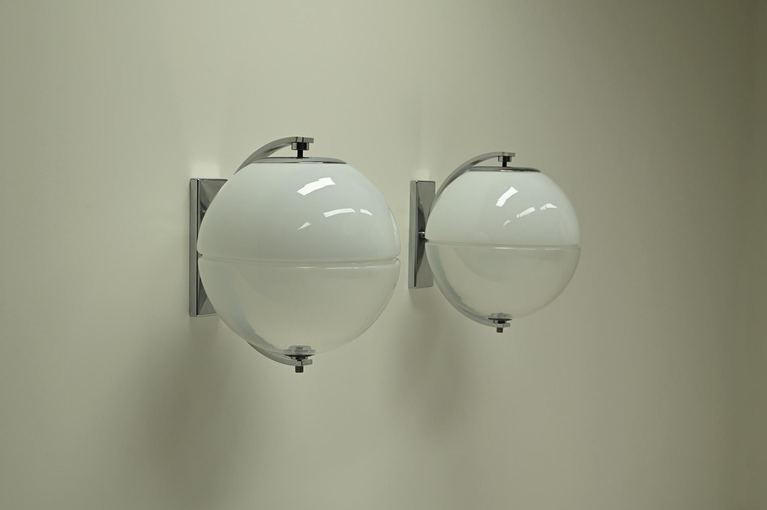Milieu du XXe siècle Ensemble de 2 lampes murales à globe, Italie des années 1960. en vente