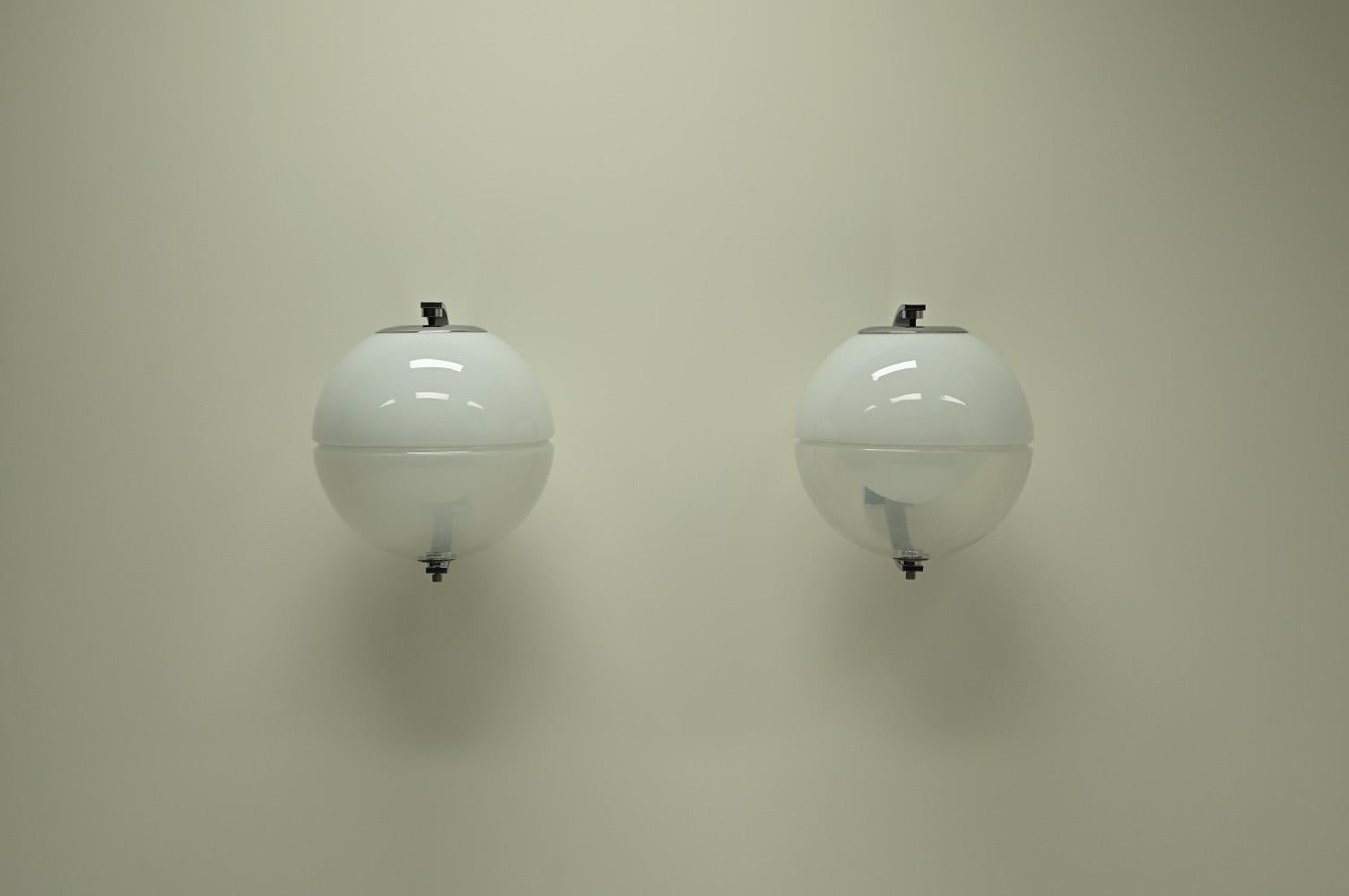 Verre brun Ensemble de 2 lampes murales à globe, Italie des années 1960. en vente