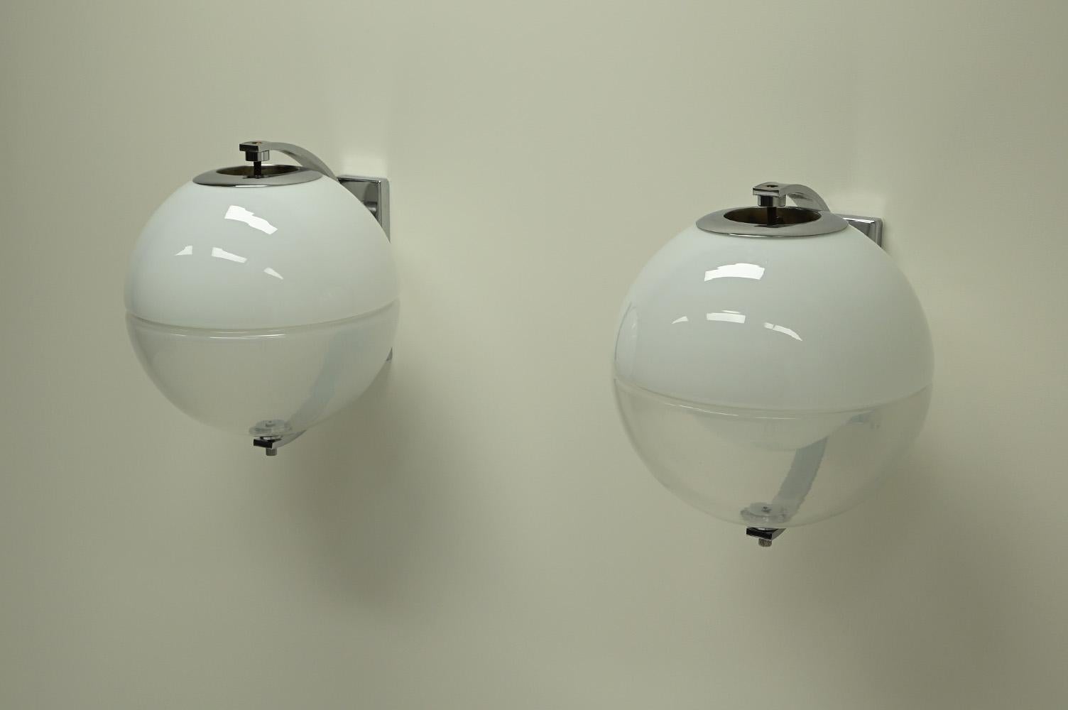 Ensemble de 2 lampes murales à globe, Italie des années 1960. en vente 1