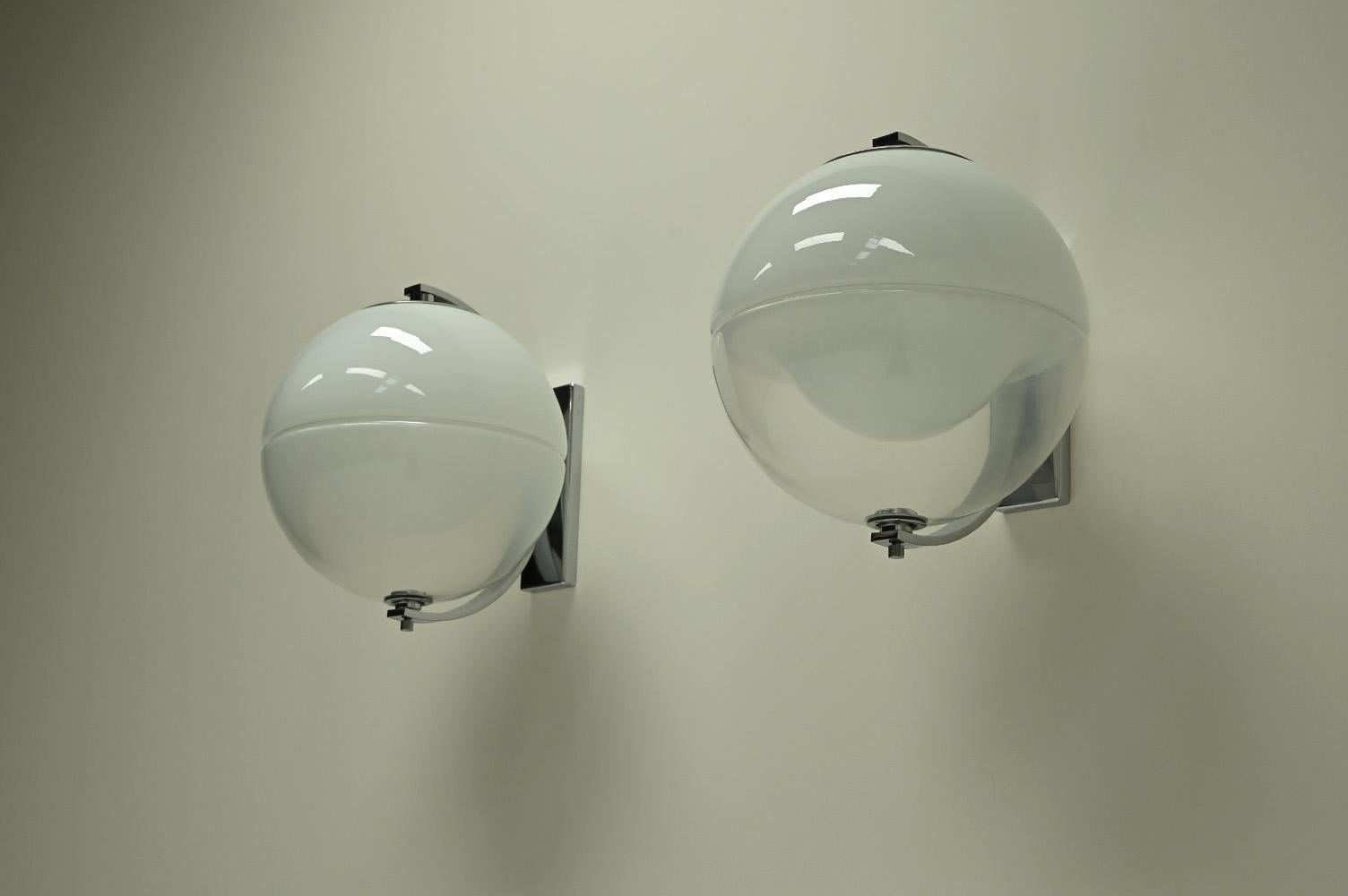 Ensemble de 2 lampes murales à globe, Italie des années 1960. en vente 2