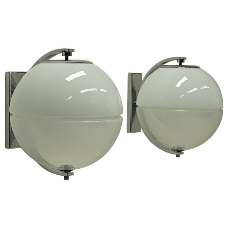 Ensemble de 2 lampes murales à globe, Italie des années 1960. en vente