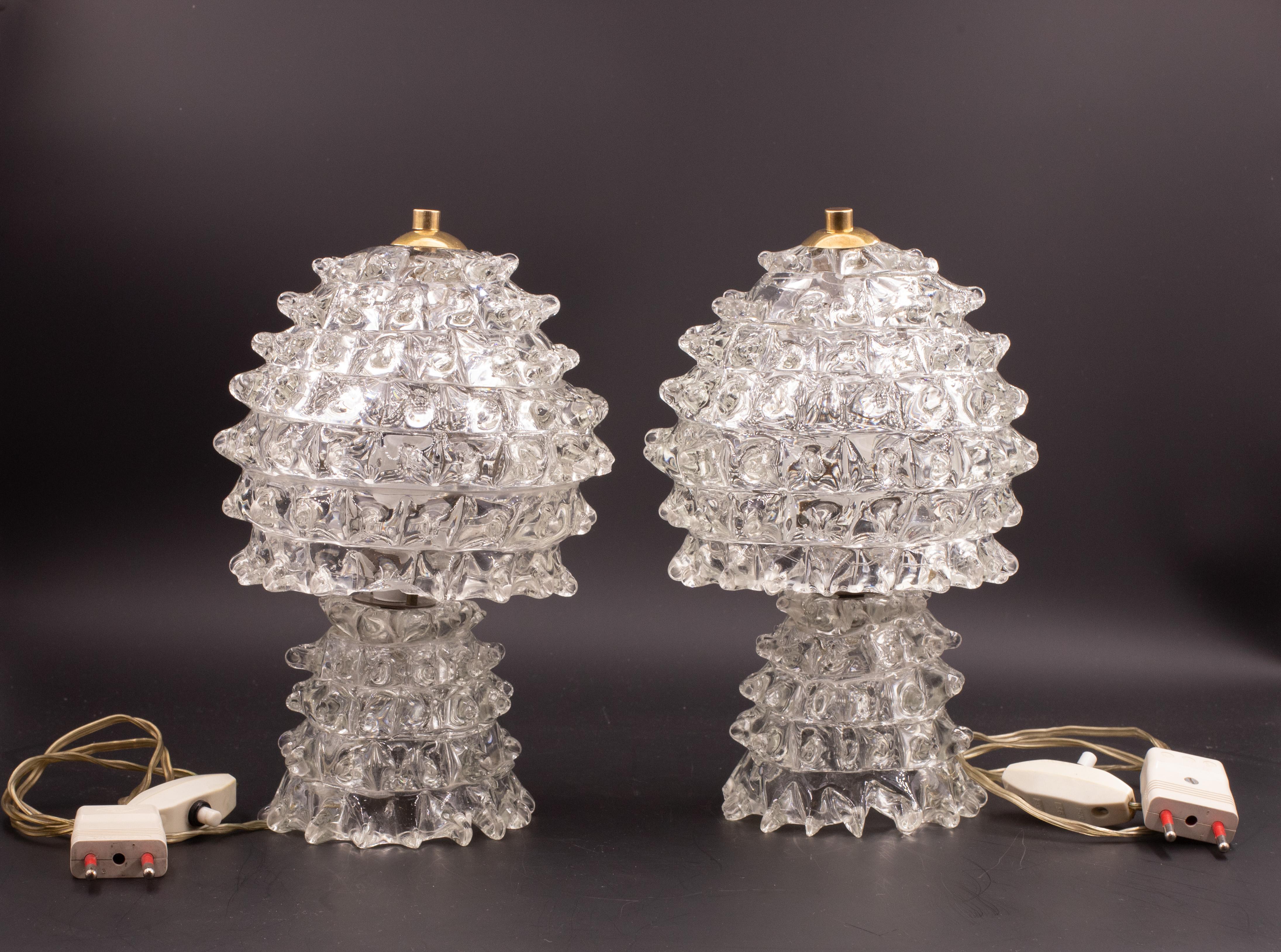 Extraordinaire ensemble de 2 lampes de table ou vase en verre rostral soufflé à la bouche de Murano, datant du milieu du siècle dernier.
Ce magnifique objet a été produit dans les années 1940 en Italie par Ercole Barovier pour Barovier&Toso.
Ce